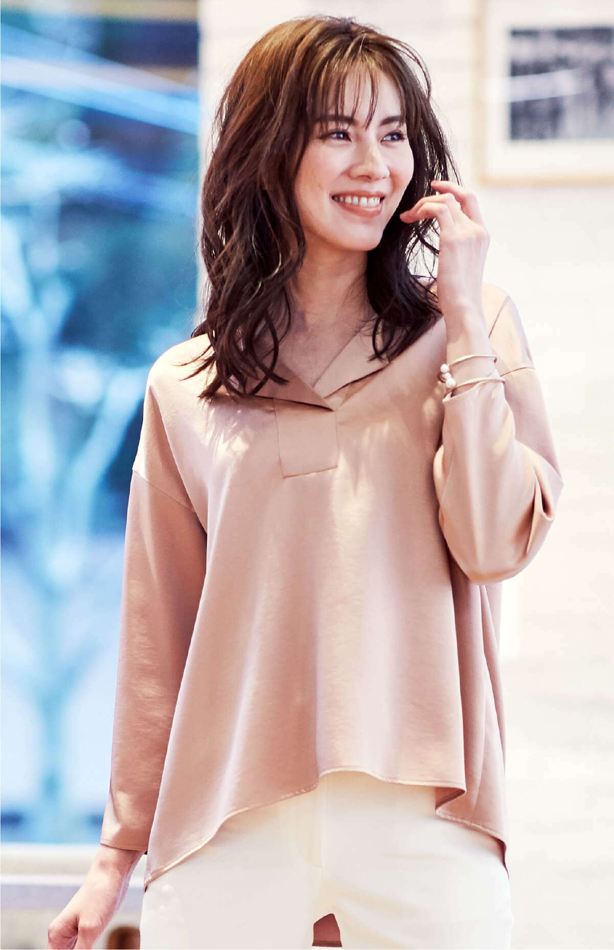 casual 02 きれいめ派のリモート服には、甘くなりすぎない大人のスモーキーピンクをチョイス。一点投入でシンプルスタイルを華やかにアップデート。