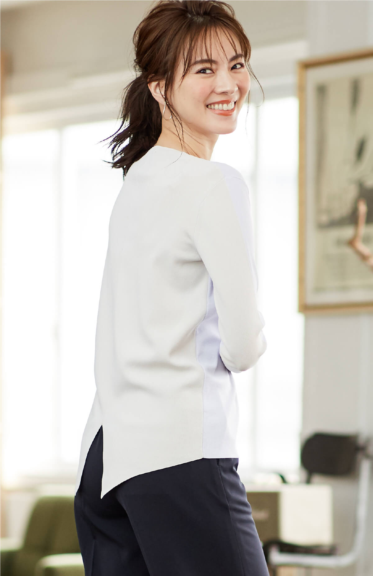 casual 03 バックディテールのあるハンサムニットも、春を感じるラベンダーと上品なベージュの配色で優しい印象に。一枚着るだけでオシャレに決まる、優秀ニットです。