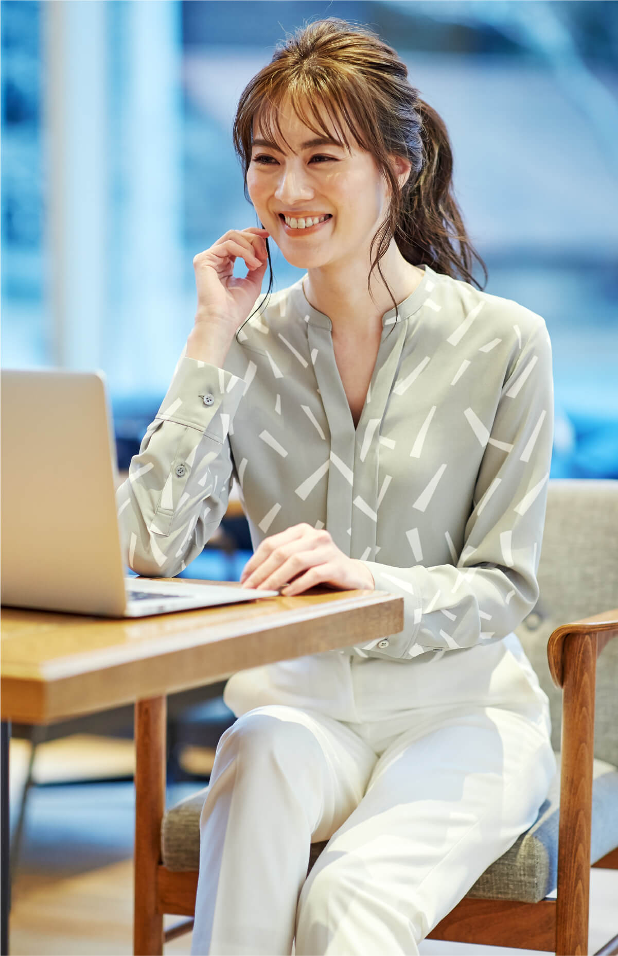 casual 04 可愛さに大人っぽさも加えたいなら、この春はスモーキーグリーンで。好印象を叶える柄ブラウスは、シンプルボトムの永遠の味方。