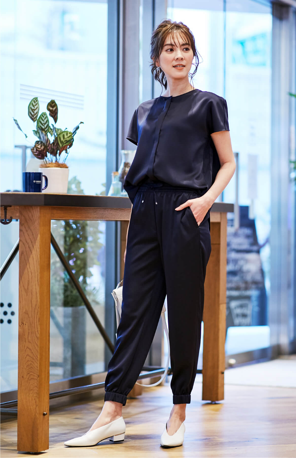 casual 05 リラックス感のあるセットアップも、光沢あるサテン地なら上品さと女らしさを残してくれる。リモートにもおすすめ。