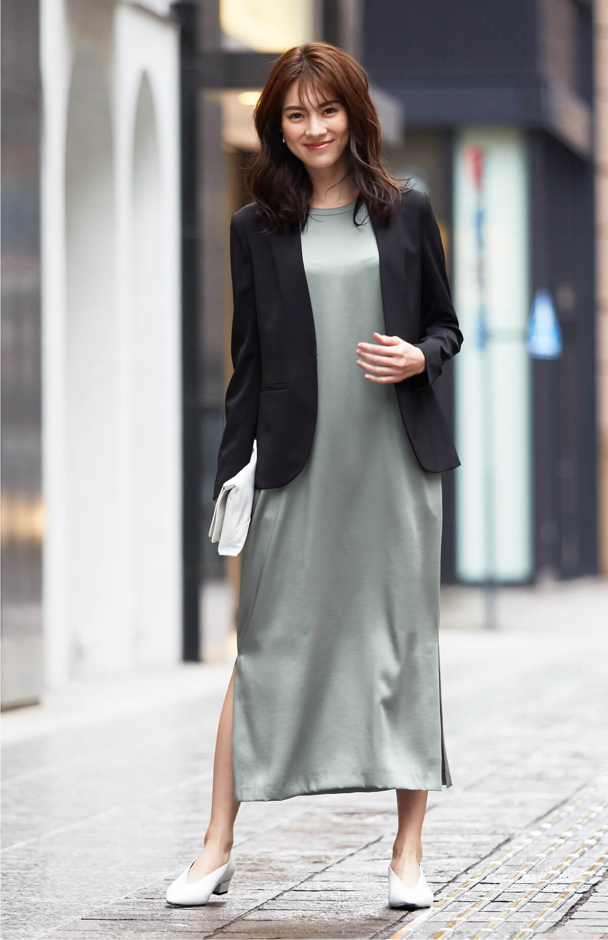 rich 05 夜はデートのお約束。艶やかなグリーンのワンピースもマットなジャケットを羽織れば、昼は仕事モードに。