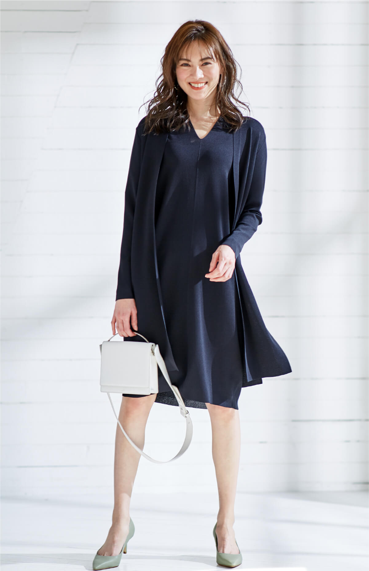 rich 06 少し気楽に通勤したい日も、ネイビーのニットワンピなら素敵な通勤着に。同色カーディガンとのワントーンコーデもおすすめ。