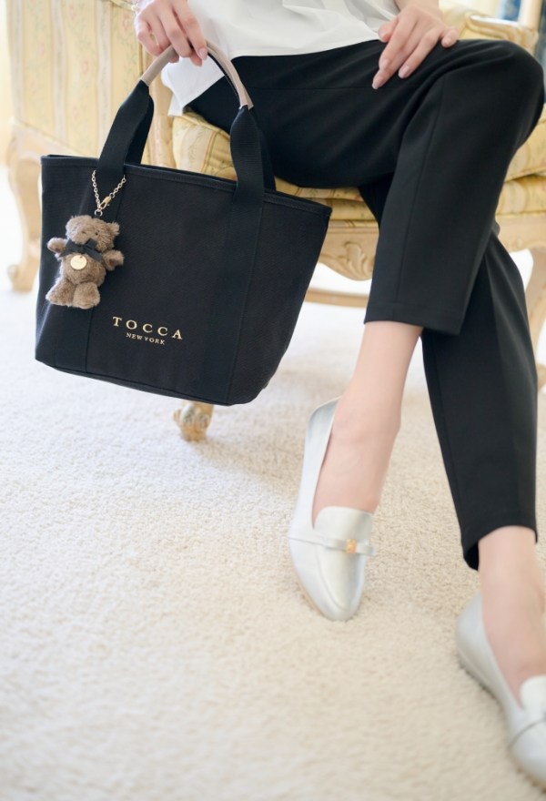 バッグとパンプスのスタイルカット