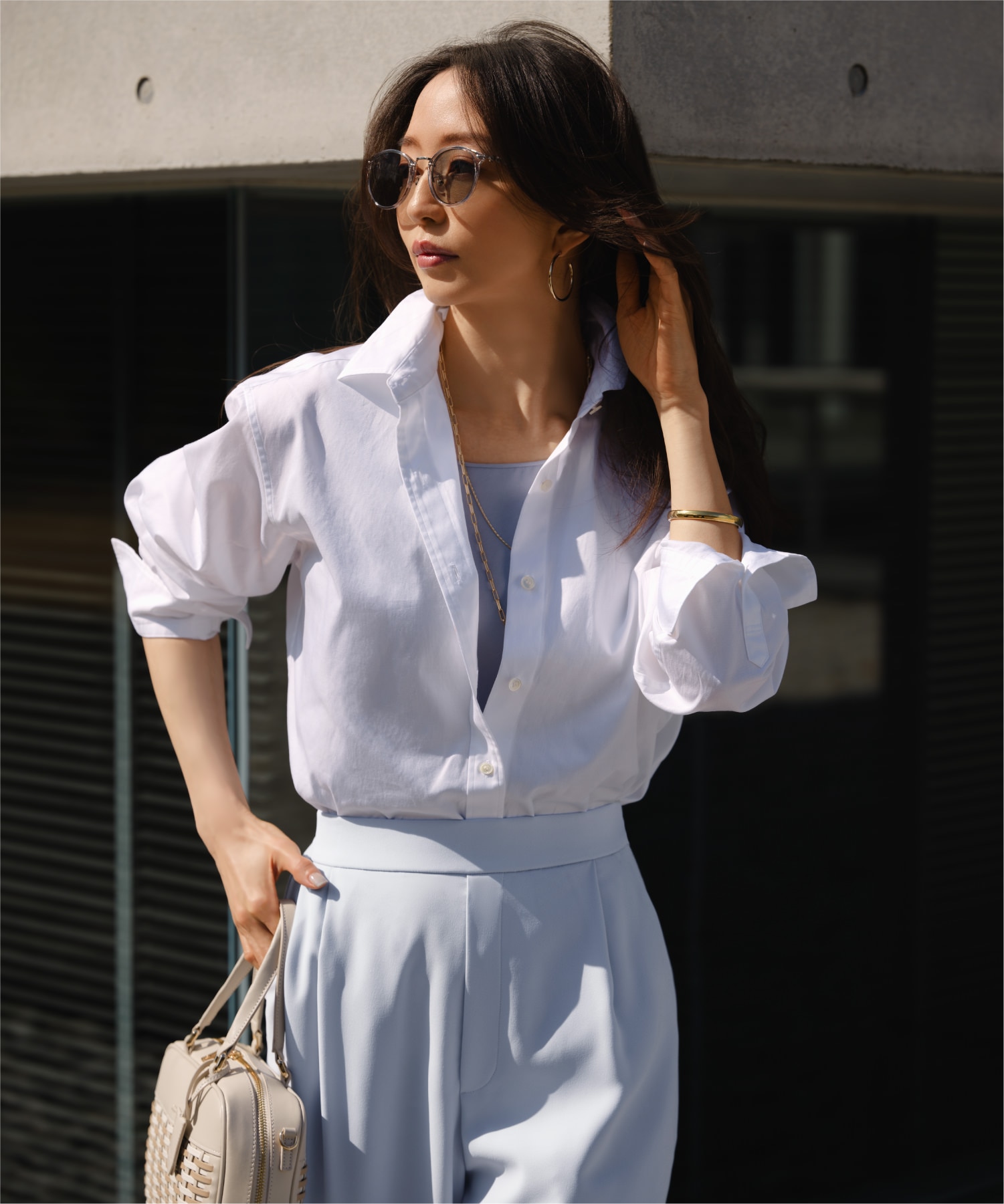 23区 シャツ ホワイト・スカイブルー 春コーデ