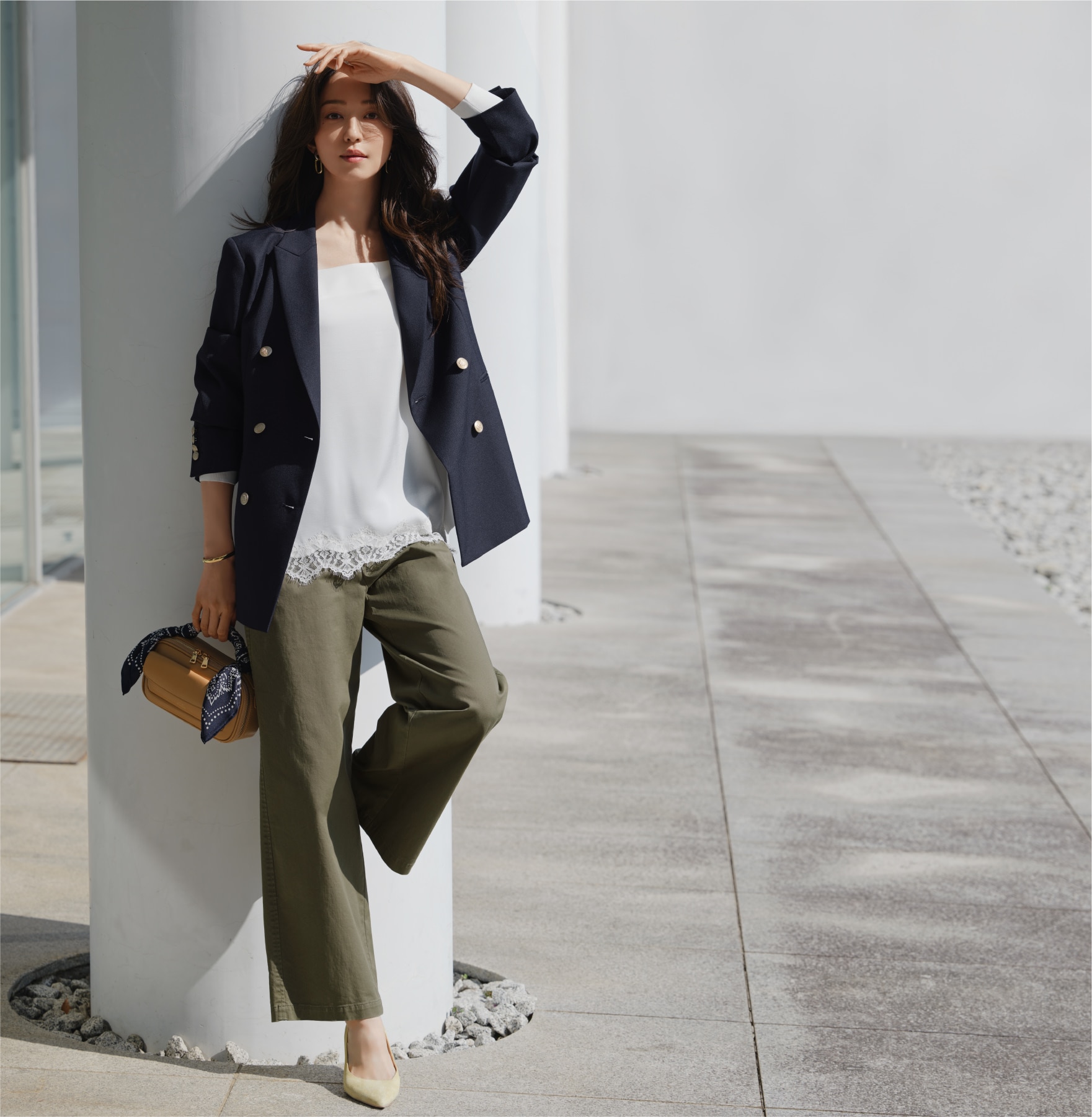 23区 紺ブレジャケット×レース 春コーデ