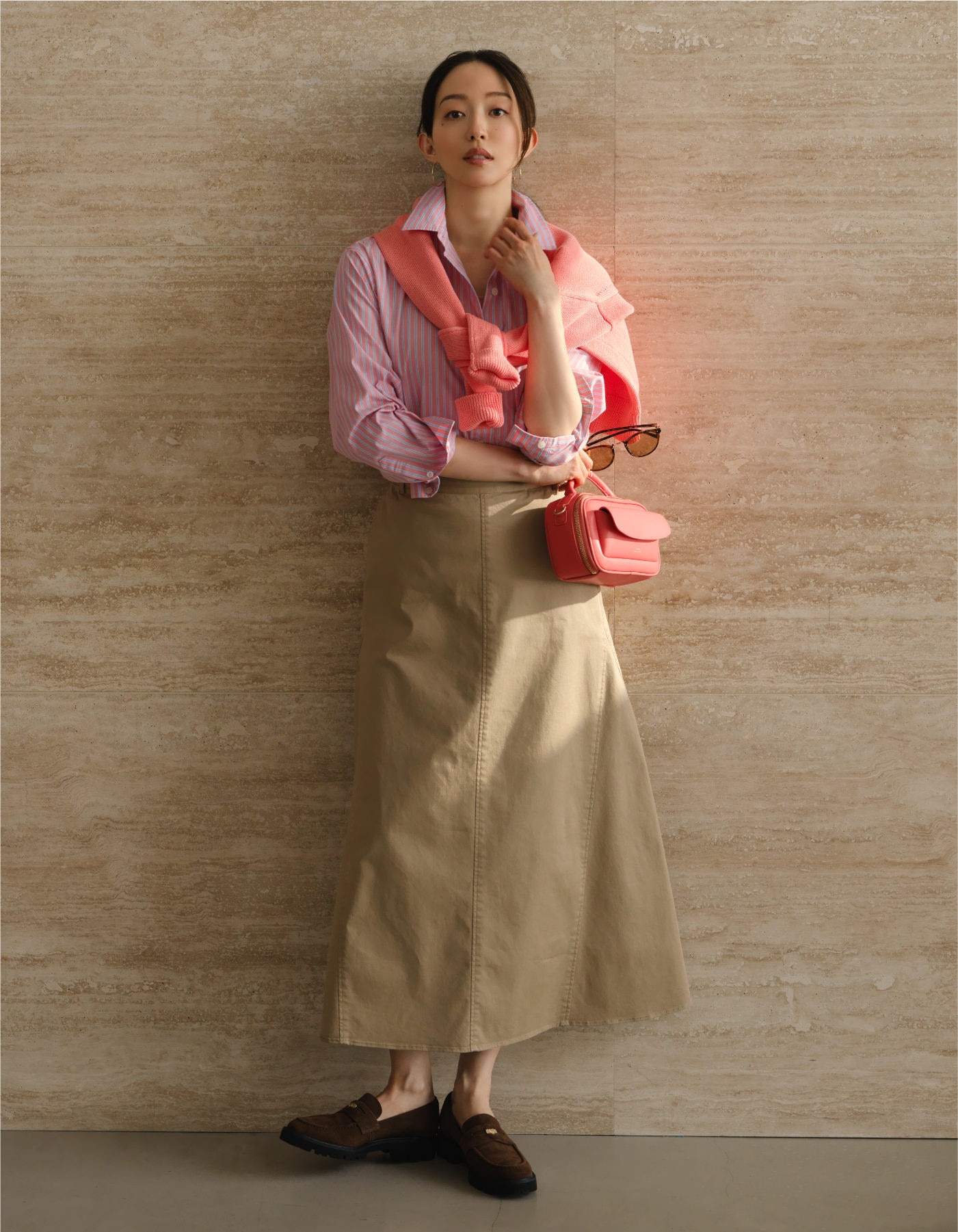 23区 チノスカート ピンク 洗練フェミニンコーデ