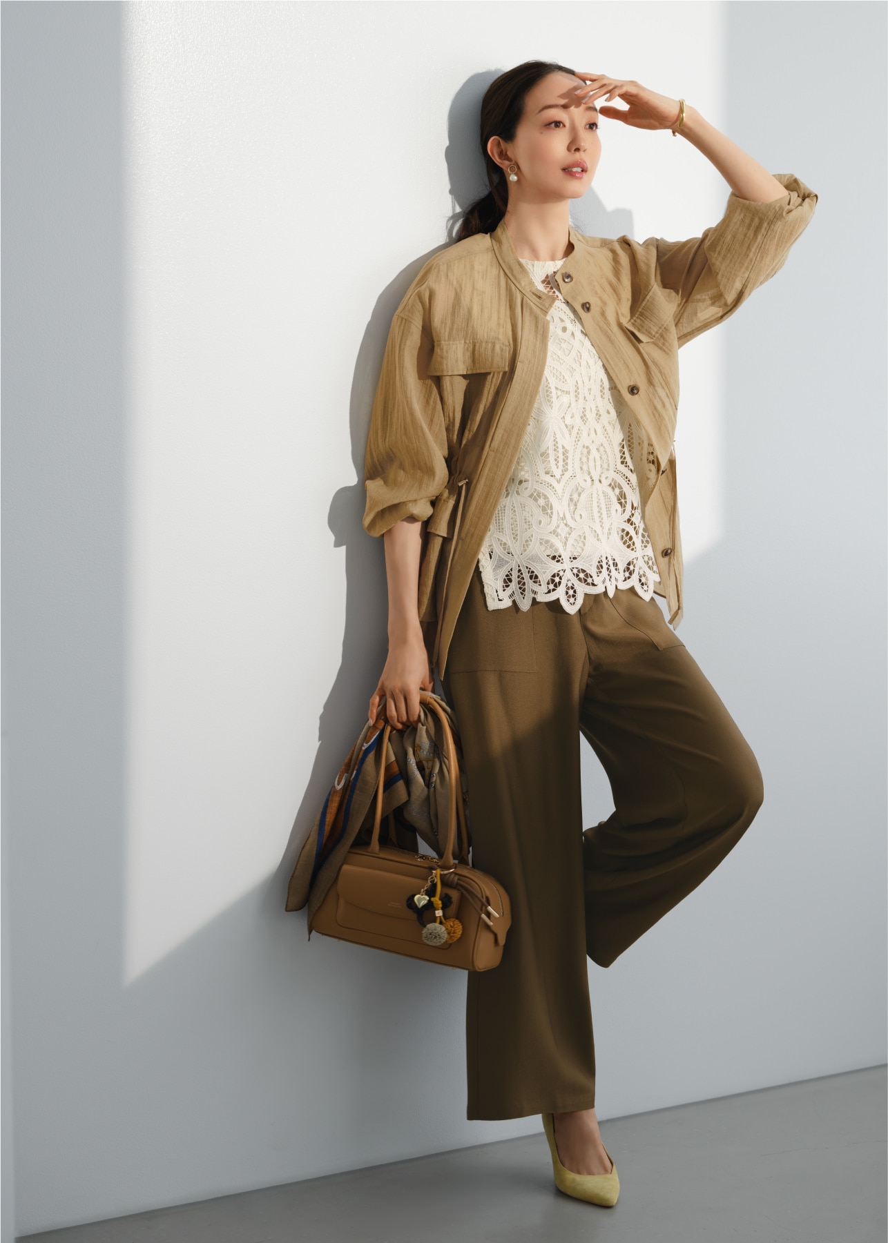 23区 レースベスト カーキ 洗練レイヤードコーデ