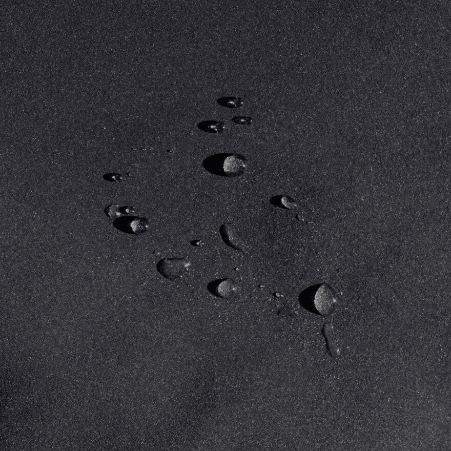 洋服の生地が水を弾く