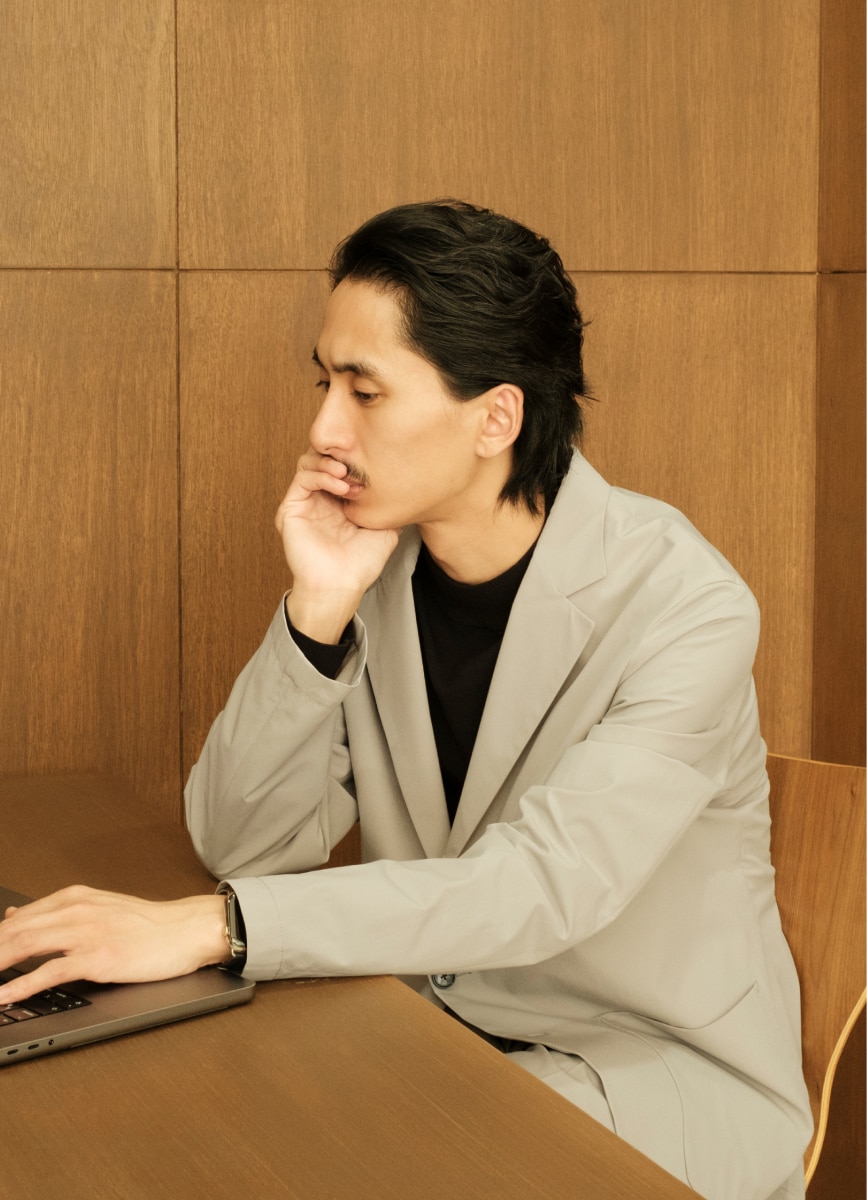 頬杖をつく男性