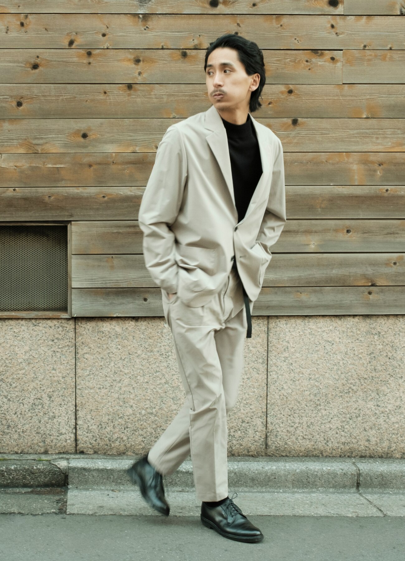 歩きながら後ろを振り返る男性