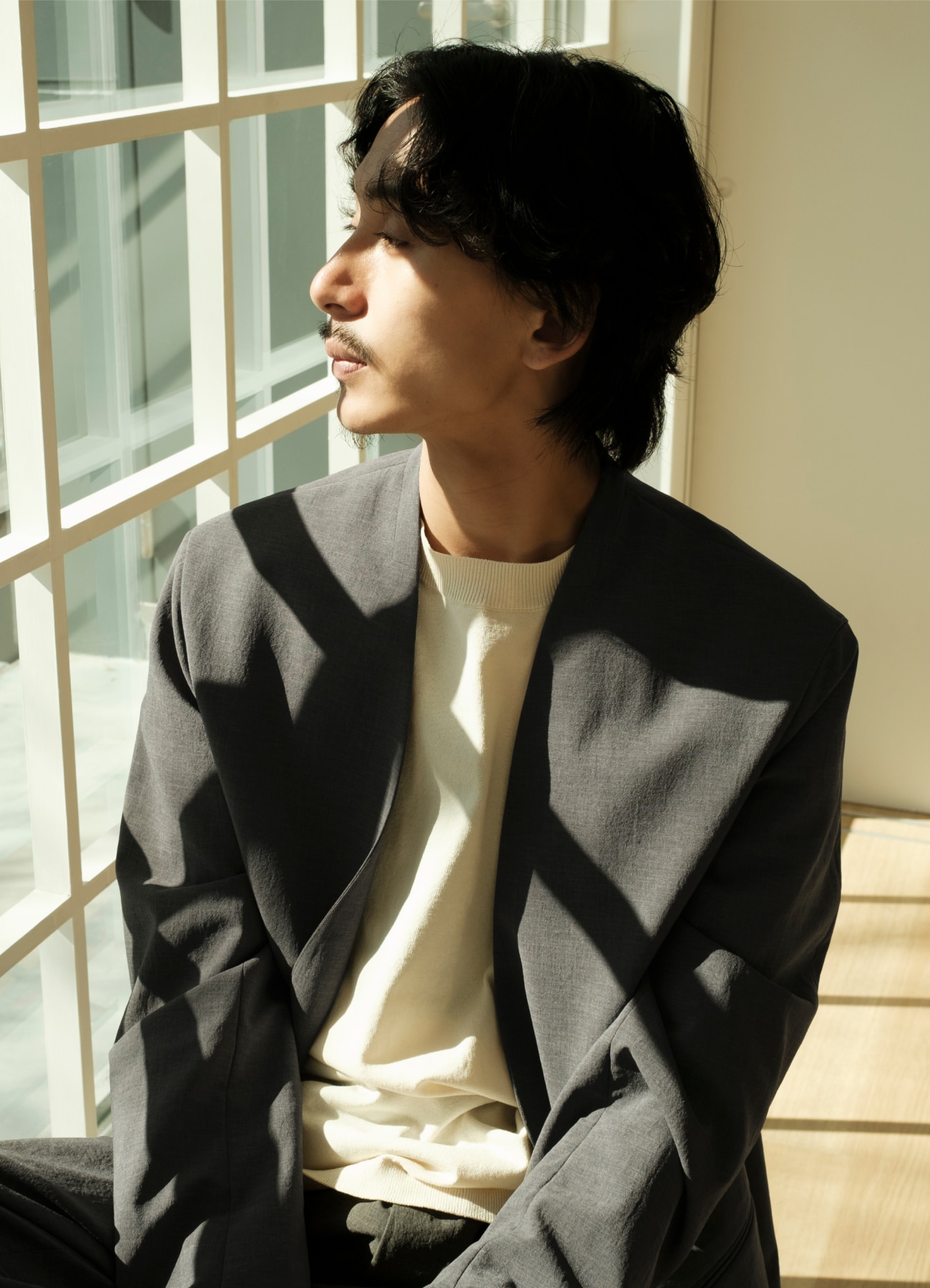 窓際に座っている男性