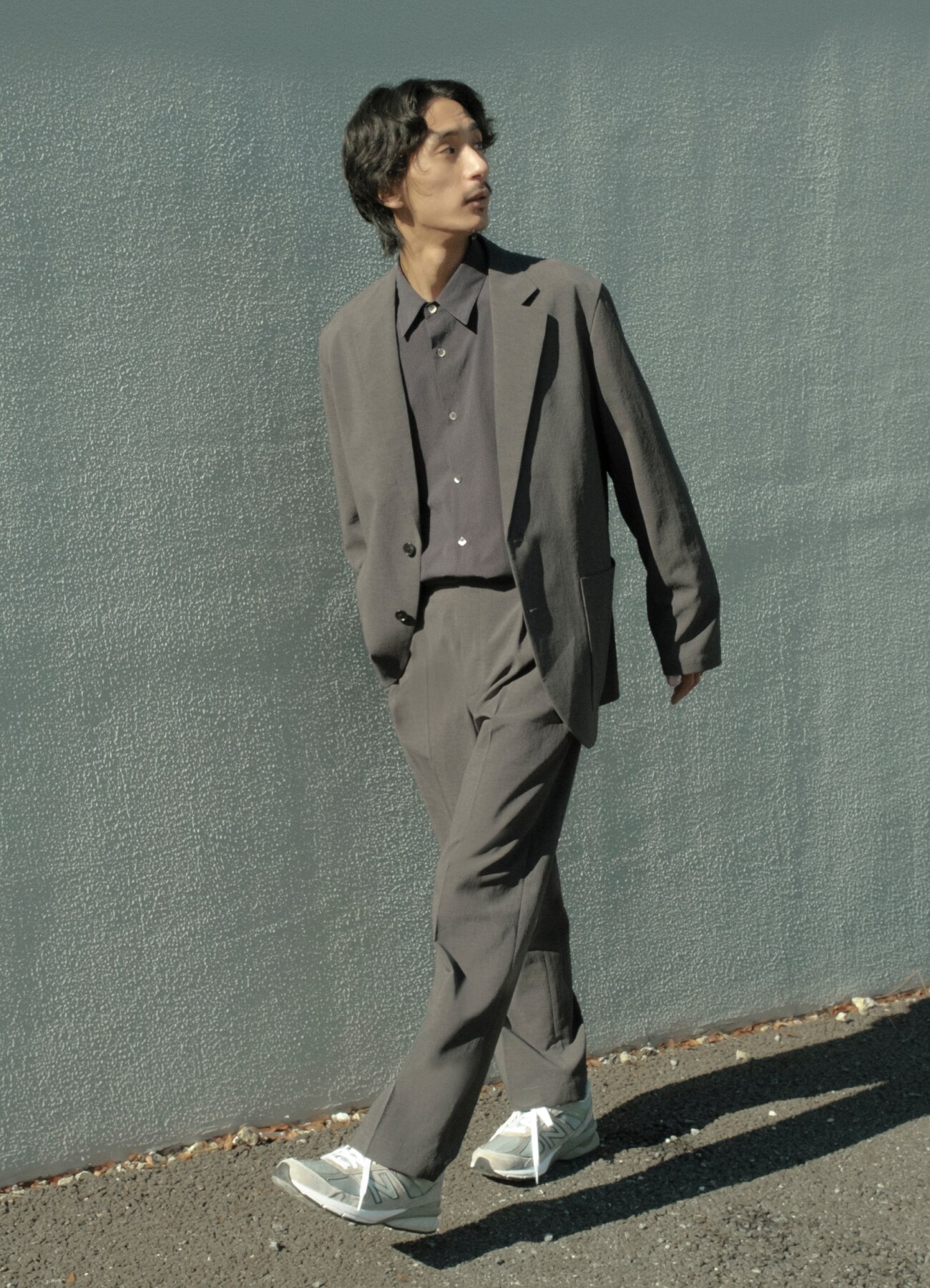 歩きながら後ろを振り返る男性