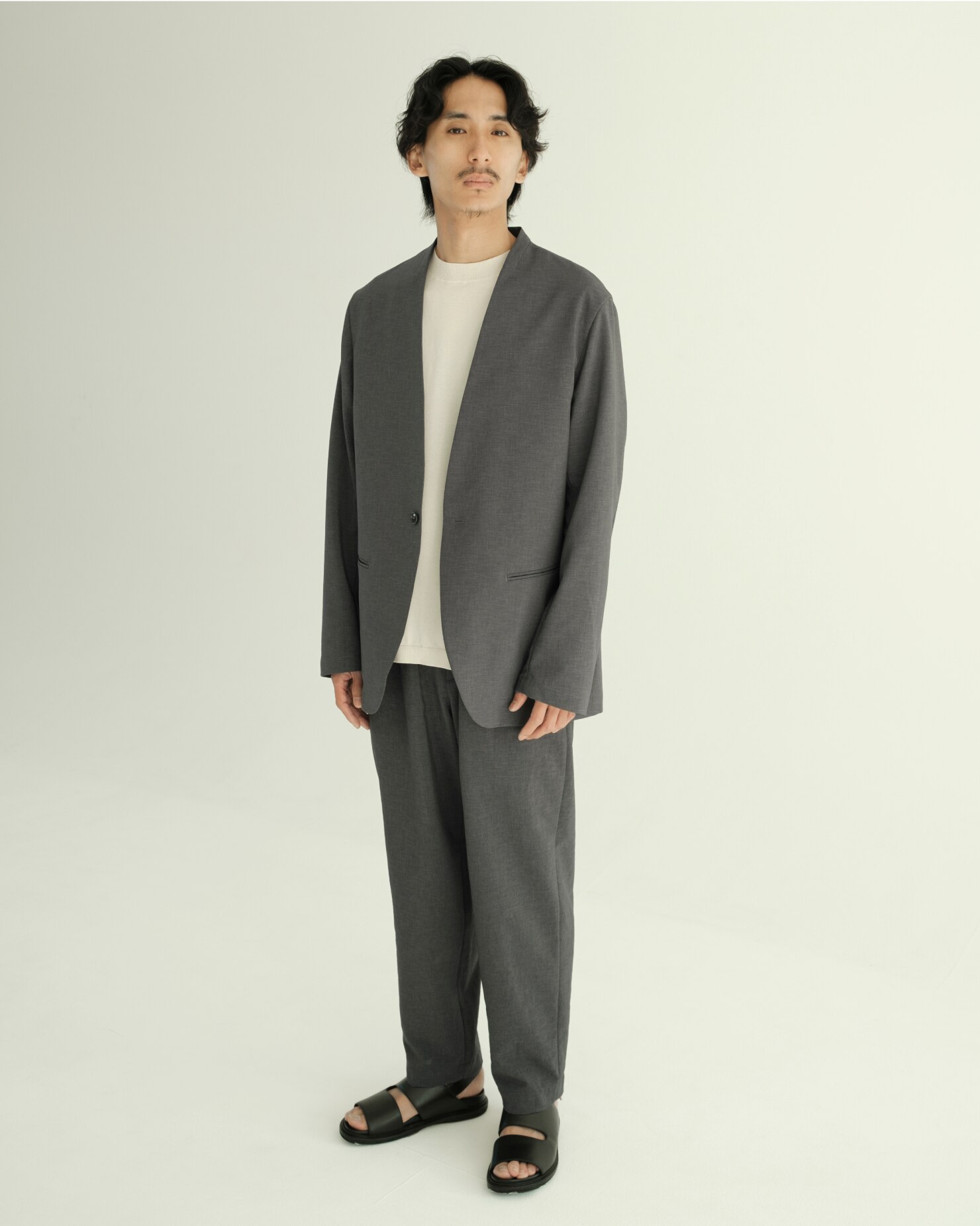 グレーのセットアップを着ている男性