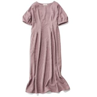 着るだけで華やかムードが漂うくすみ系ライラック