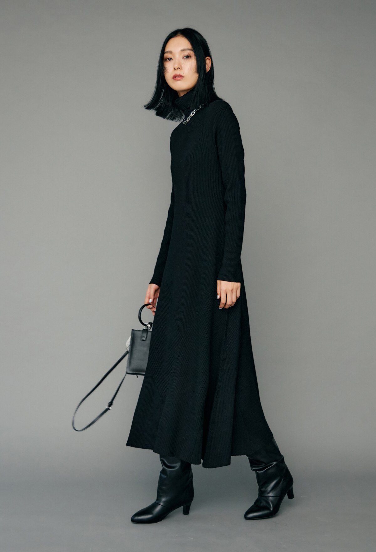 黒のクールさを保てる深みのある黄色