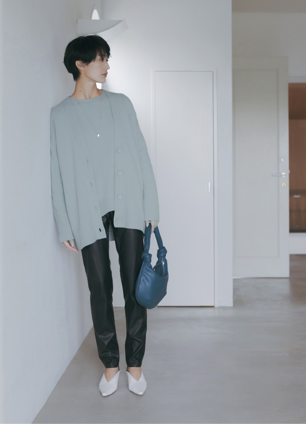 カジュアルを更新する トレンドの“透け感”トップス