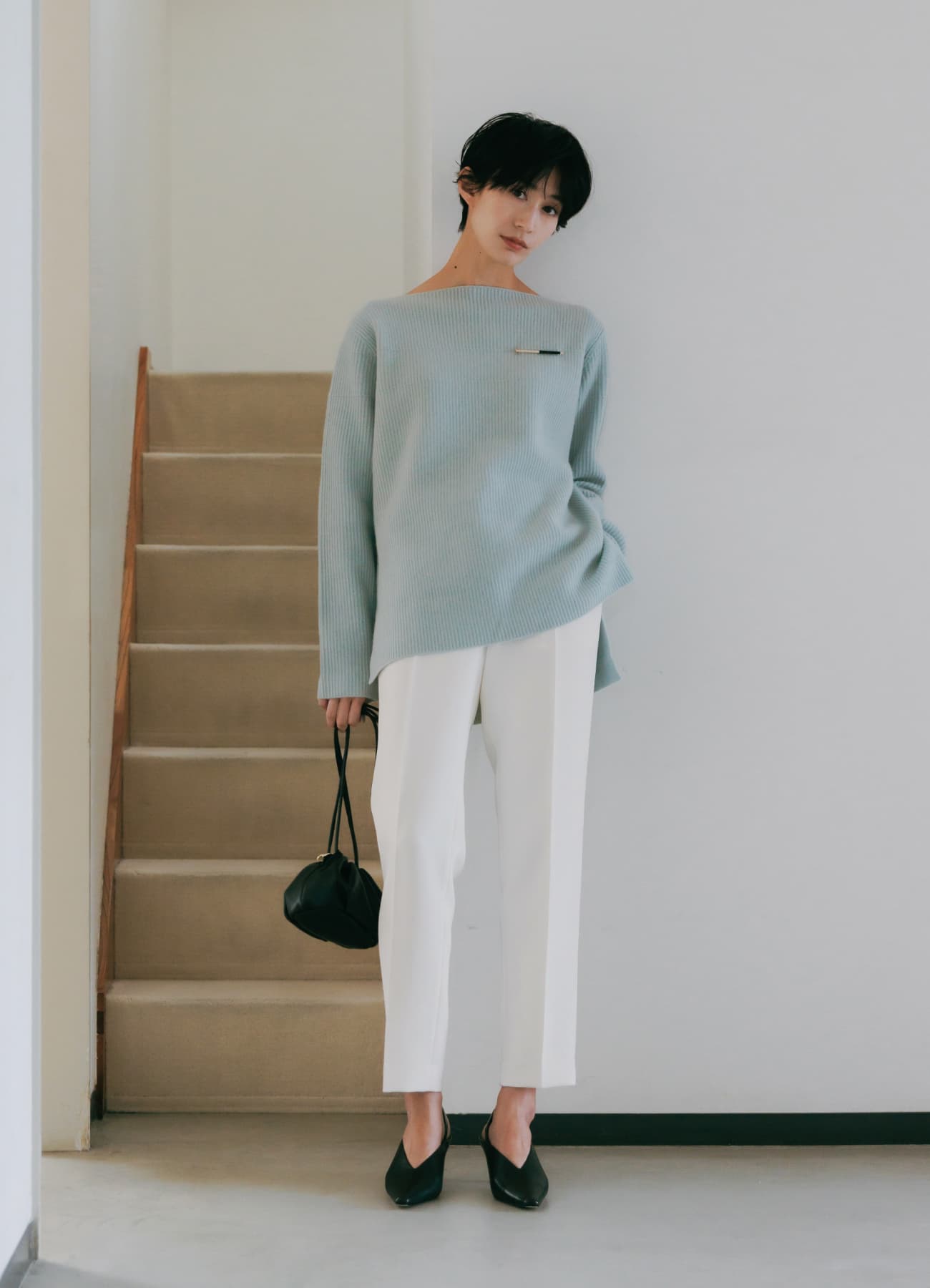 小さめバッグとメタルブローチでカジュアルを自分らしく更新