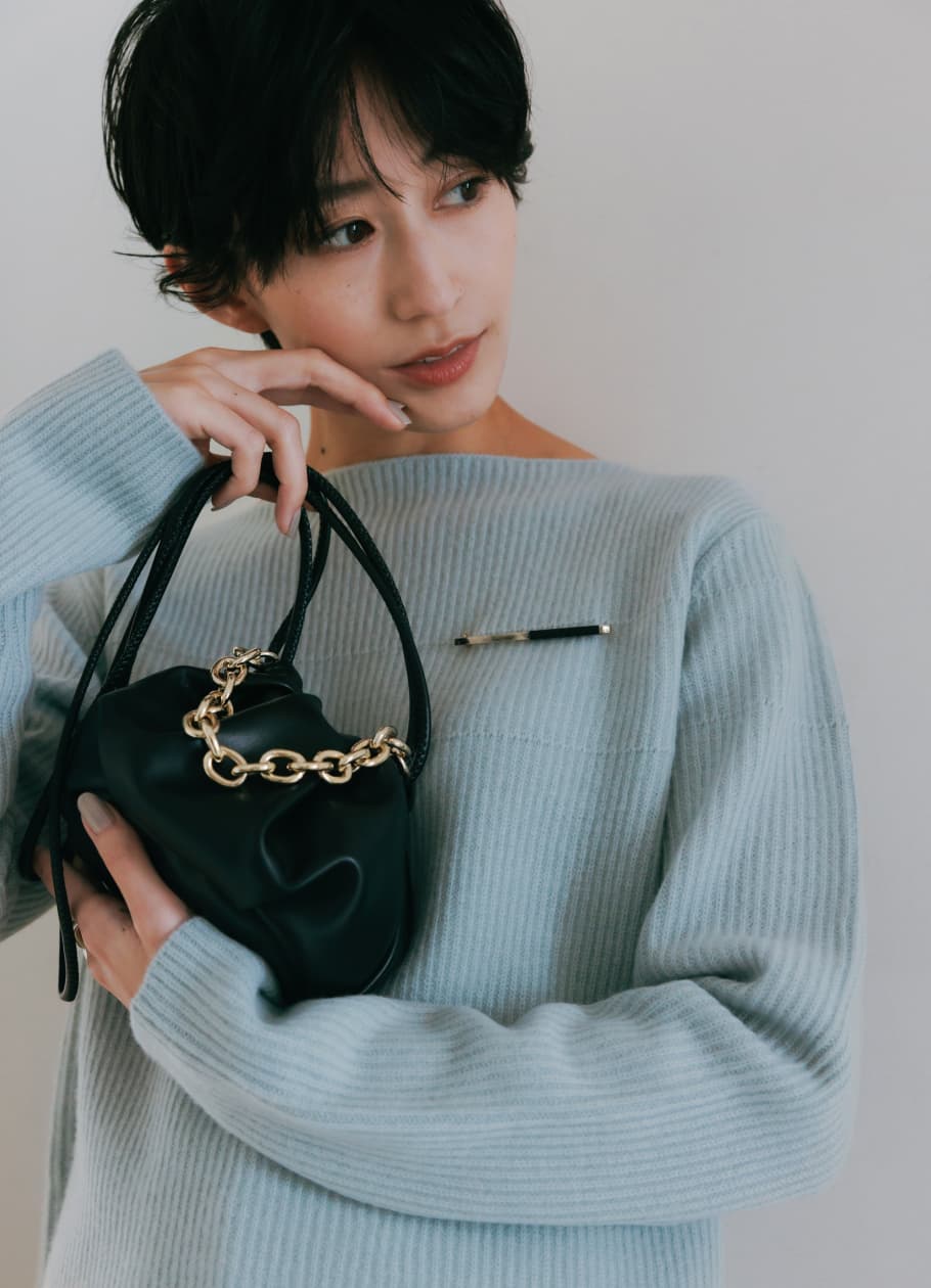 小さめバッグとメタルブローチでカジュアルを自分らしく更新