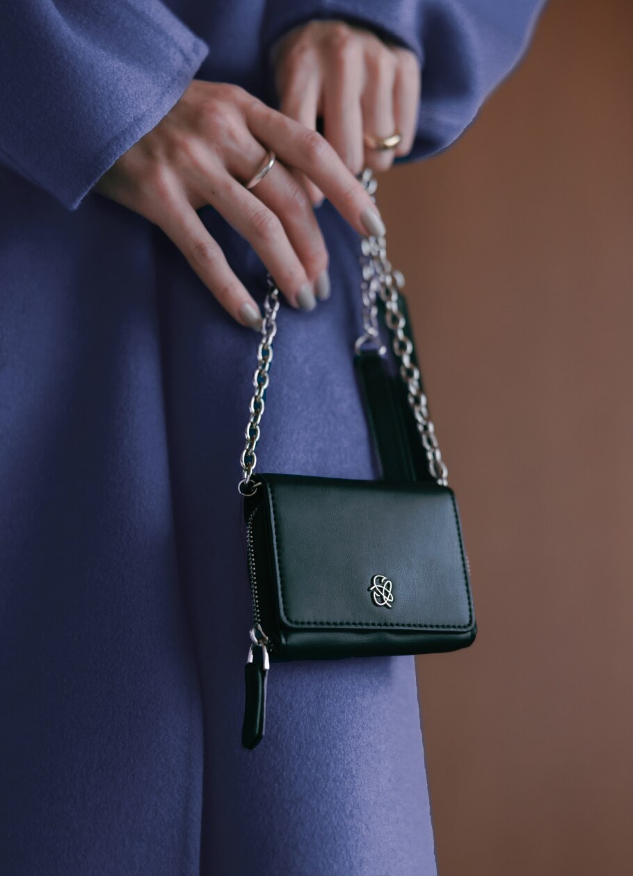 ベーシックに高揚感をもたらすアクセサリーバッグの妙