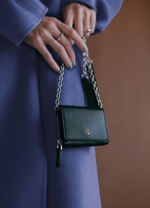 ベーシックに高揚感をもたらすアクセサリーバッグの妙