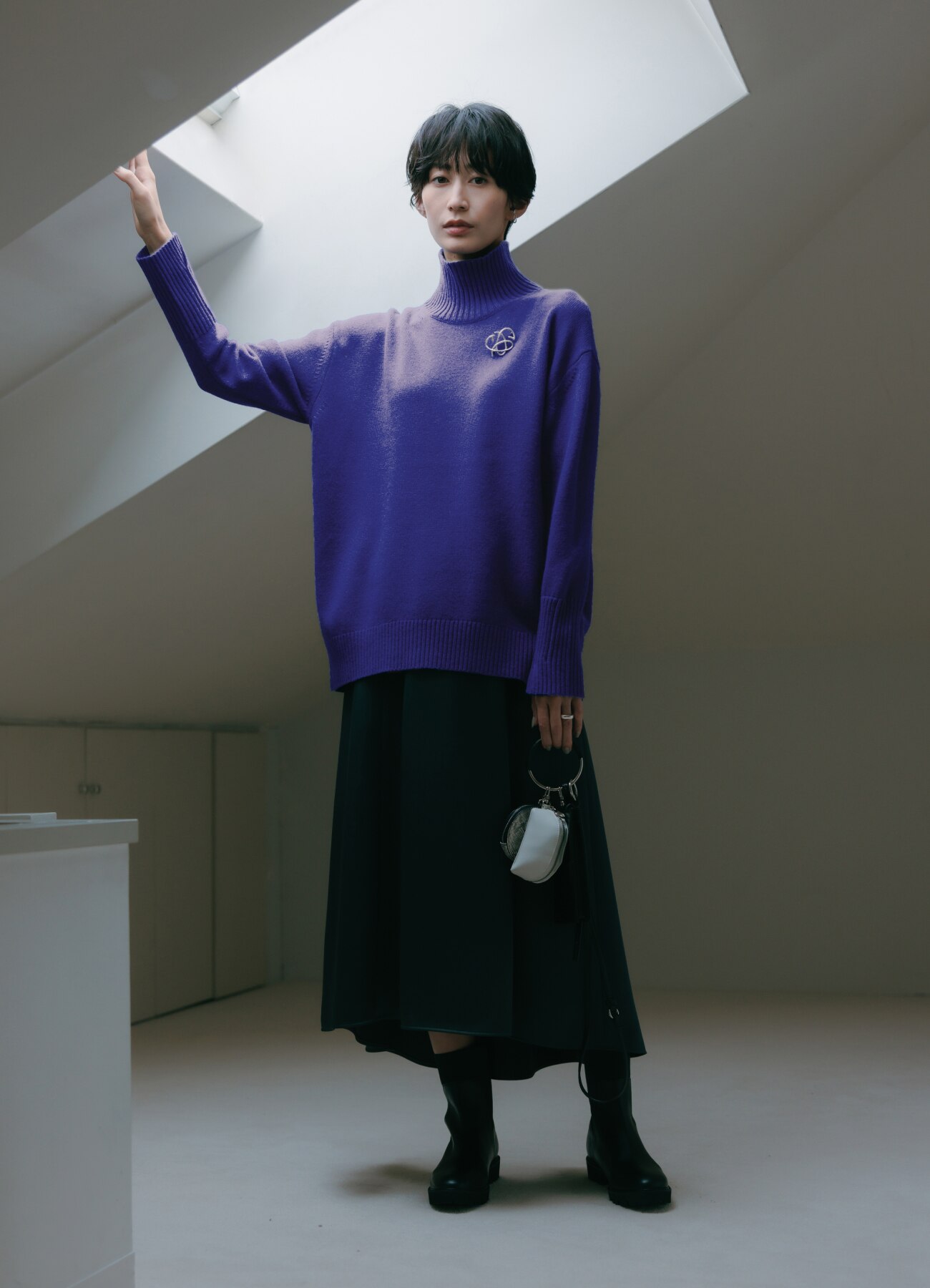 リラクシーな着こなしがこなれる辛口なチャームバッグとブローチ