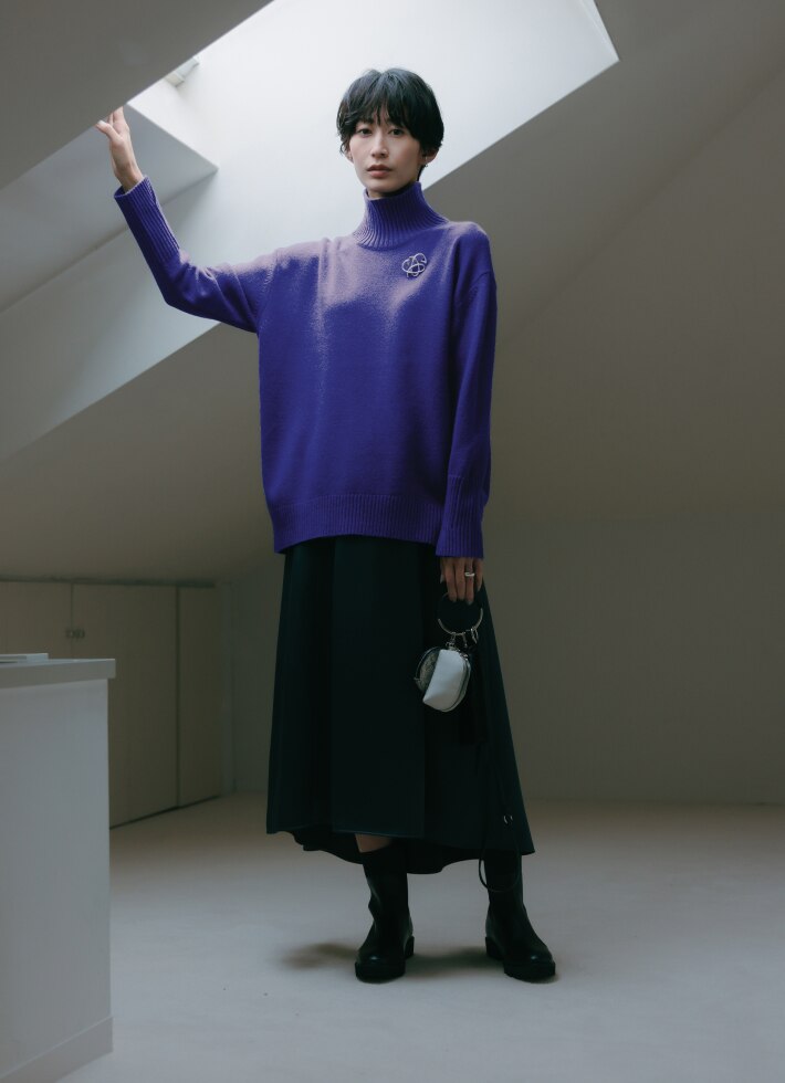 リラクシーな着こなしがこなれる辛口なチャームバッグとブローチ