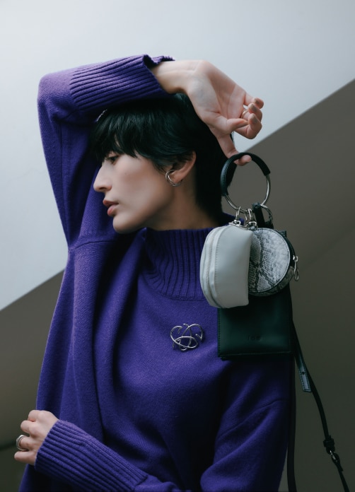 リラクシーな着こなしがこなれる辛口なチャームバッグとブローチ