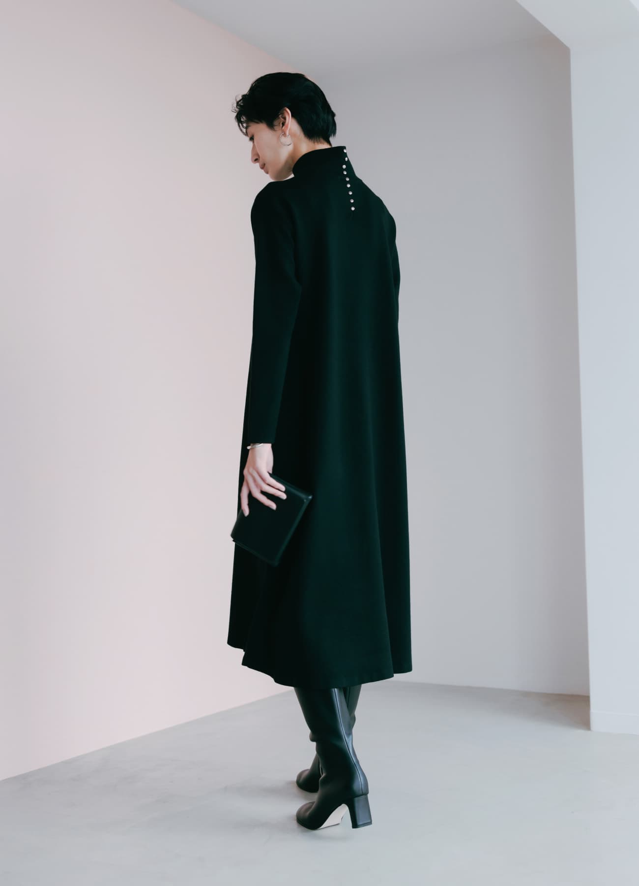 ニットワンピースに立体感を生む凛と輝くシルバージュエリー