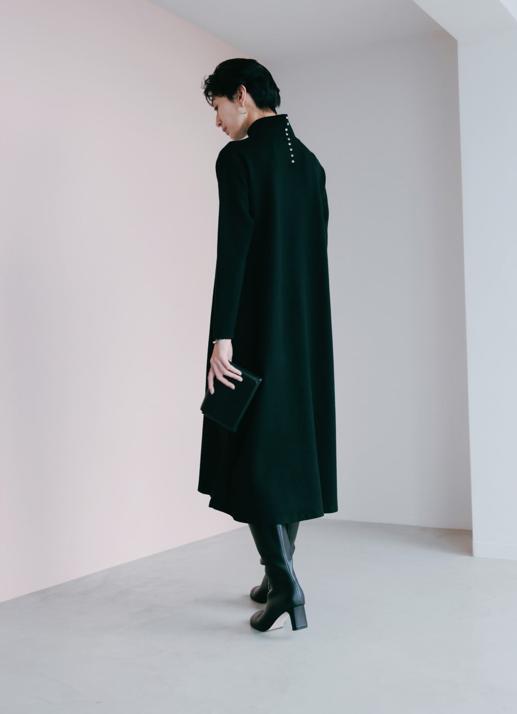 ニットワンピースに立体感を生む凛と輝くシルバージュエリー