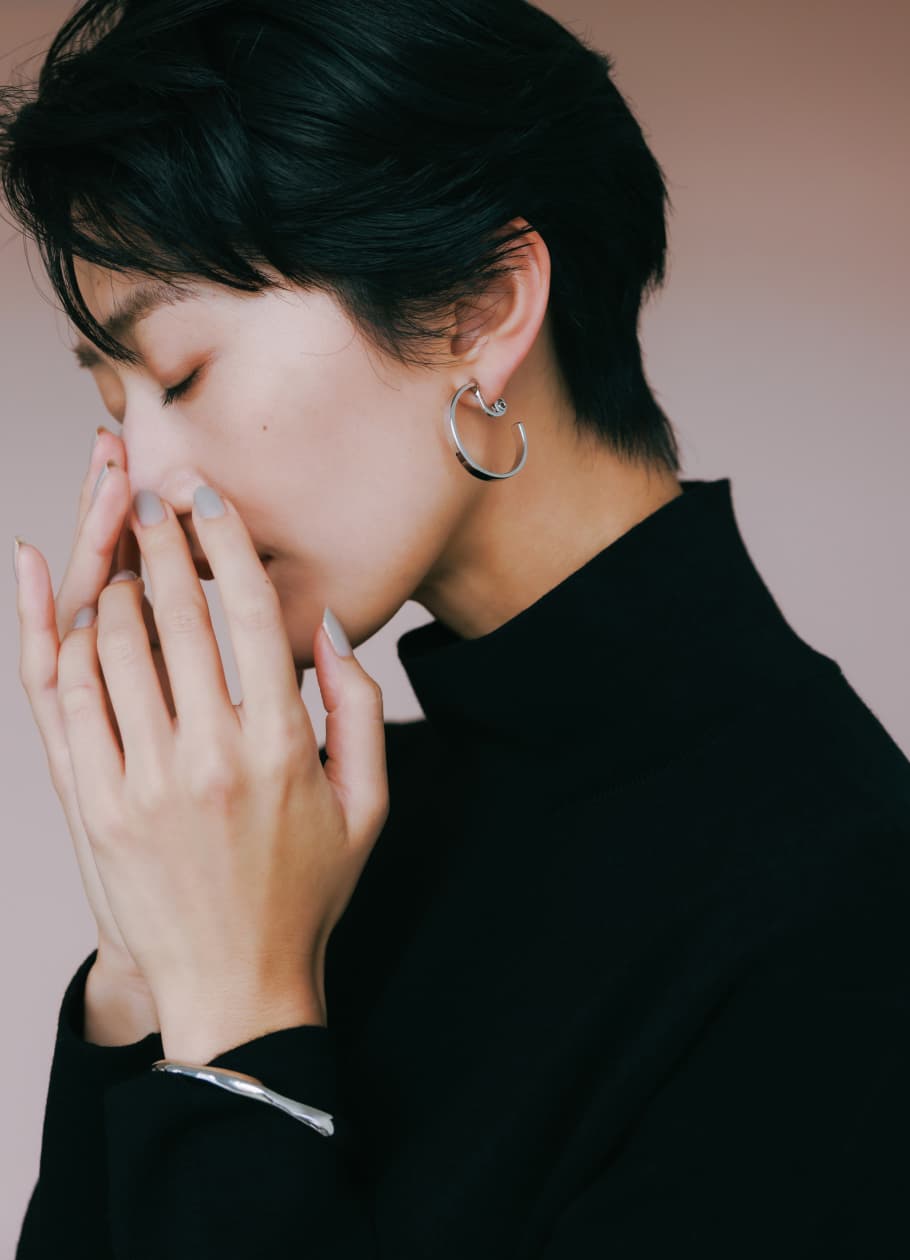 ニットワンピースに立体感を生む凛と輝くシルバージュエリー