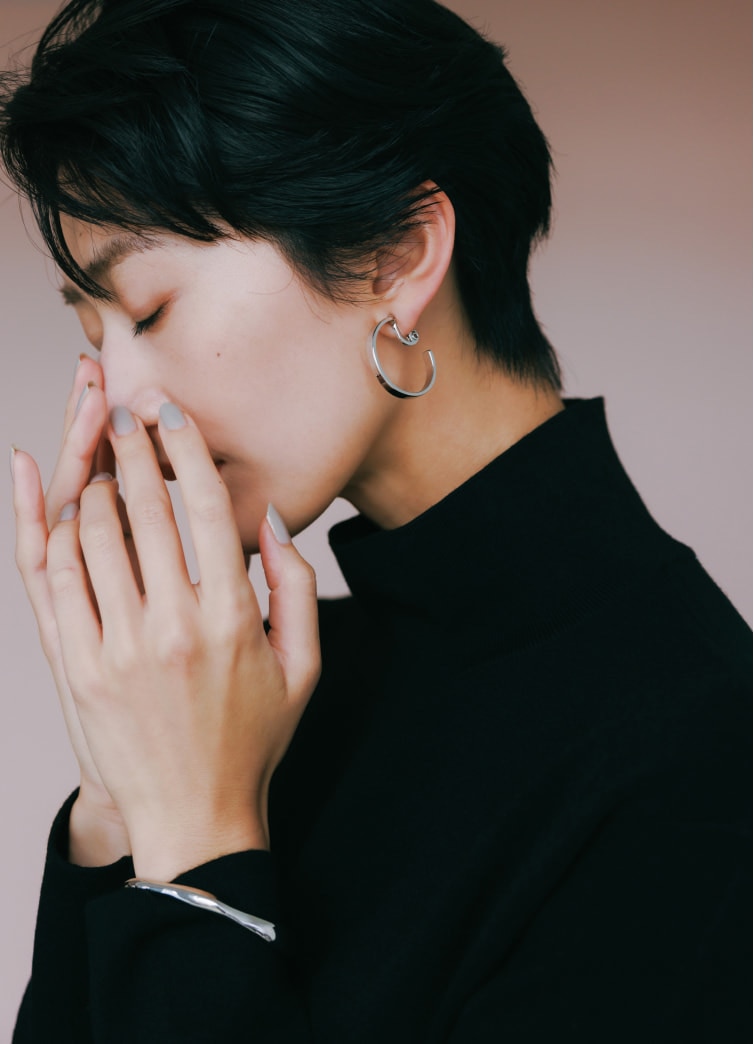 ニットワンピースに立体感を生む凛と輝くシルバージュエリー