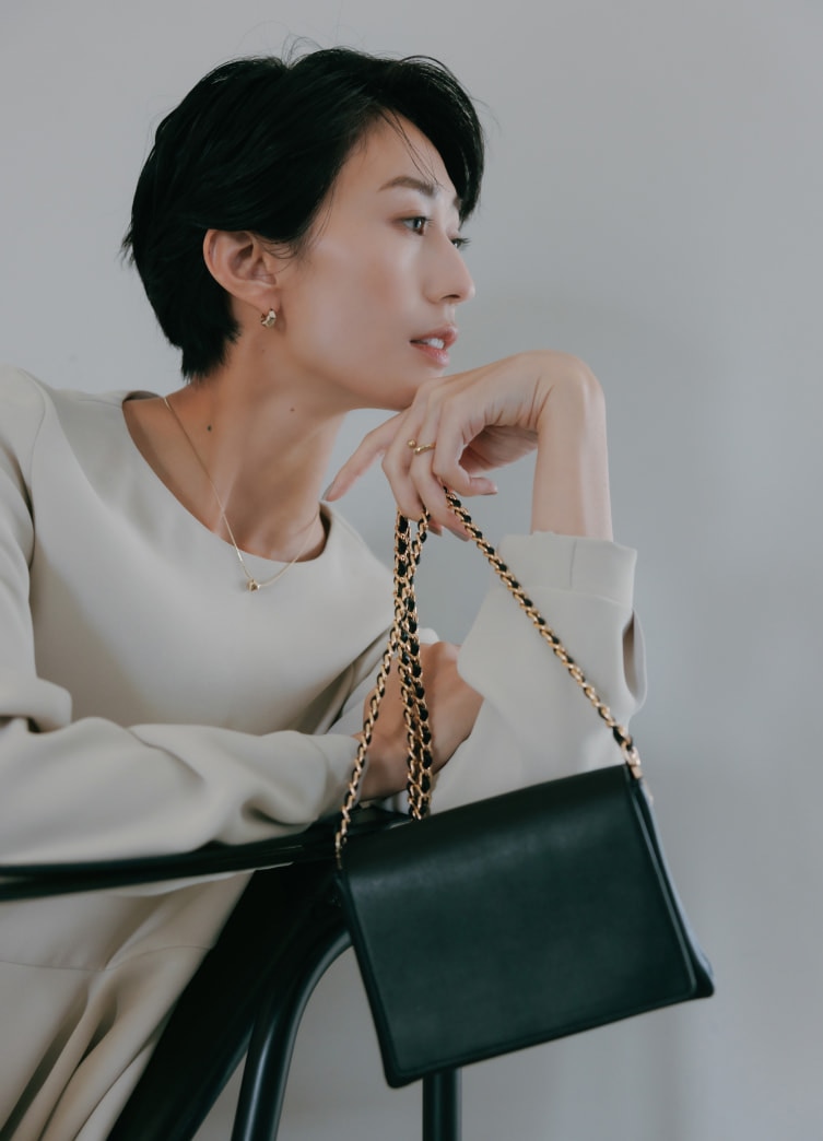 セットアップを格上げするリッチ感のあるゴールドと黒