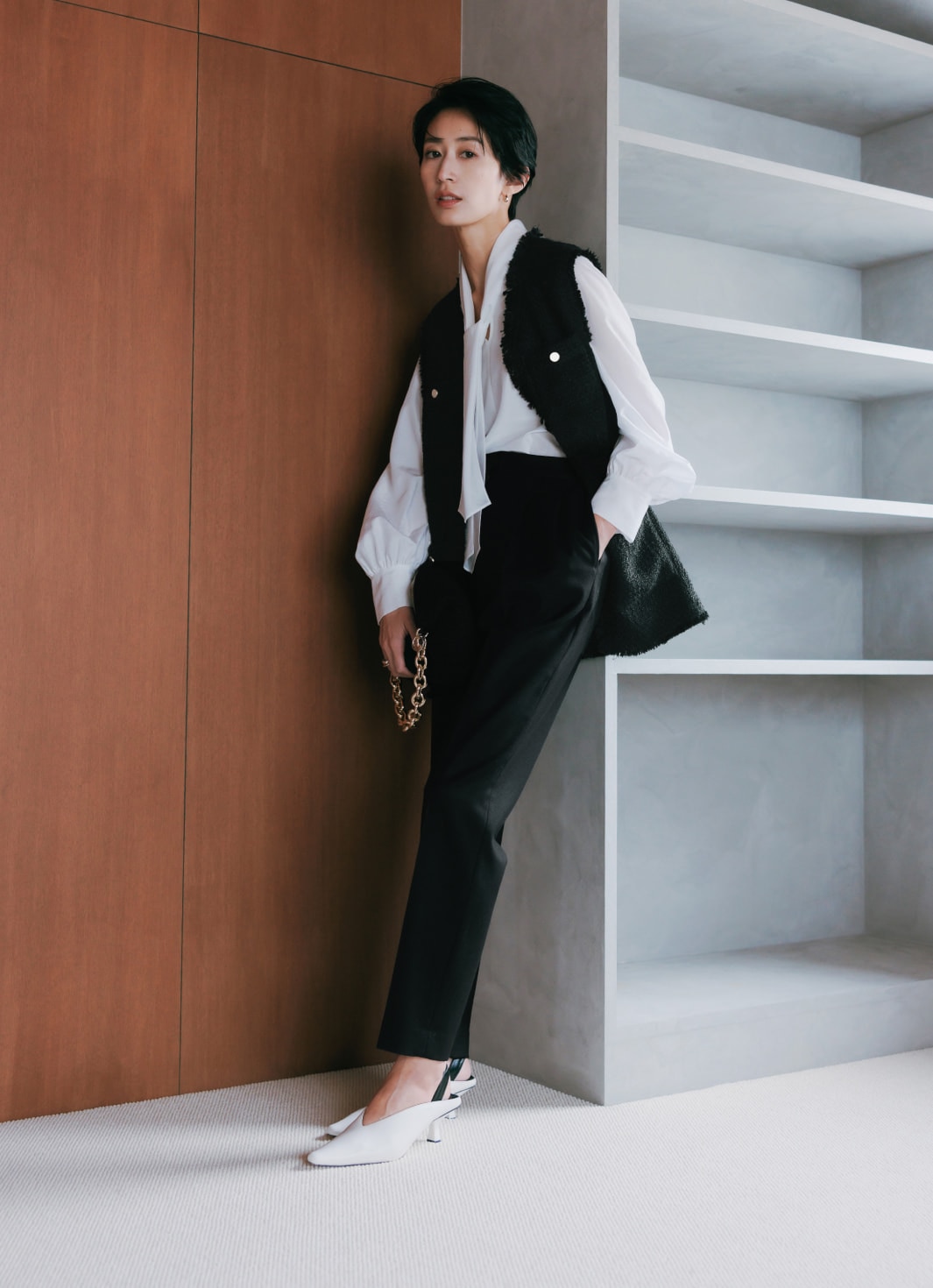 上品なツイードアイテムをチェーンバッグで今どきの表情に