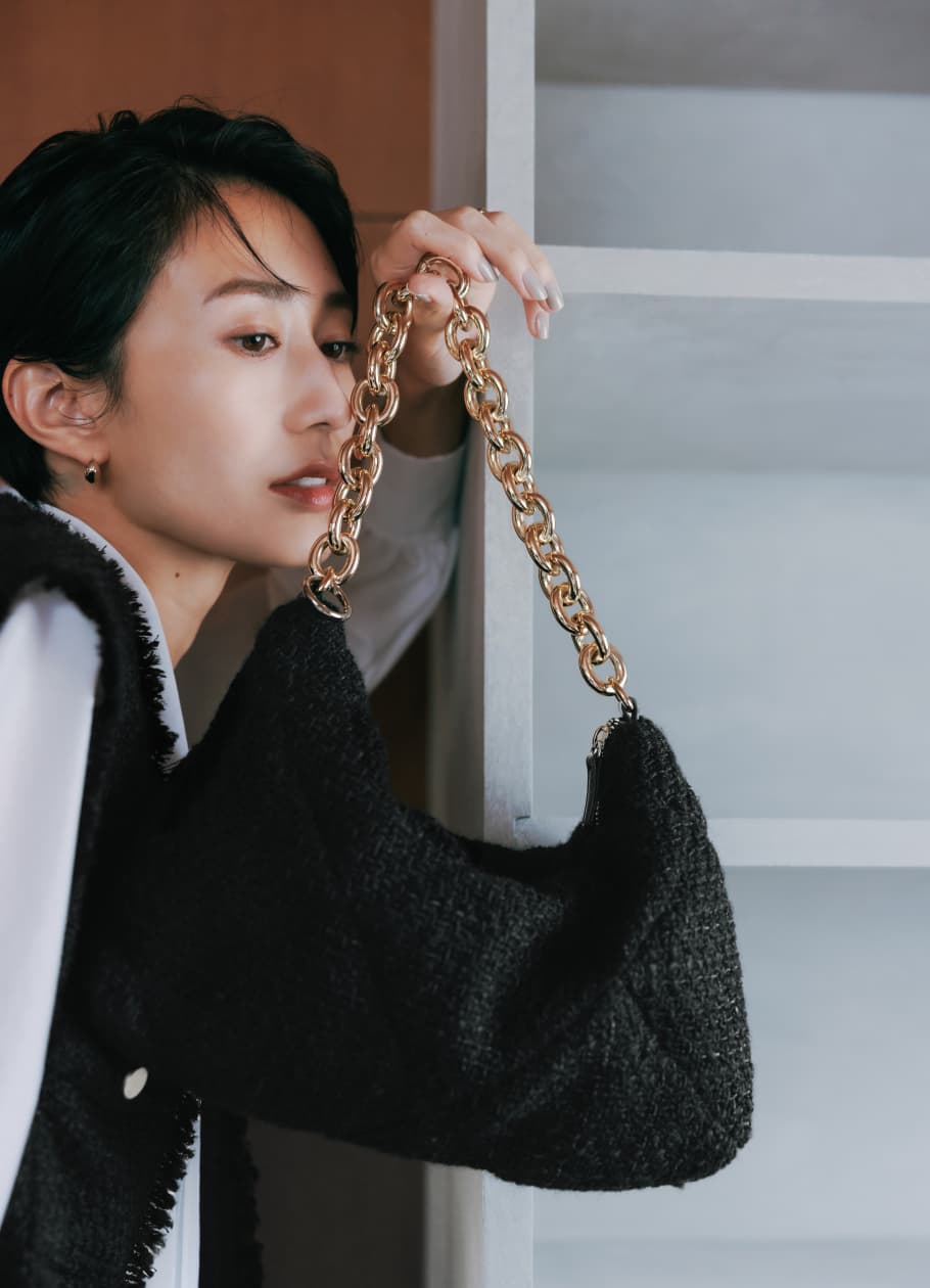 上品なツイードアイテムをチェーンバッグで今どきの表情に