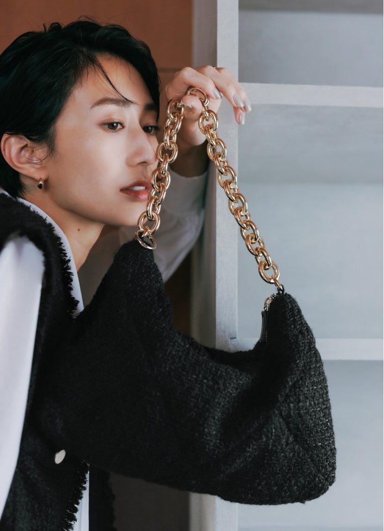 上品なツイードアイテムをチェーンバッグで今どきの表情に