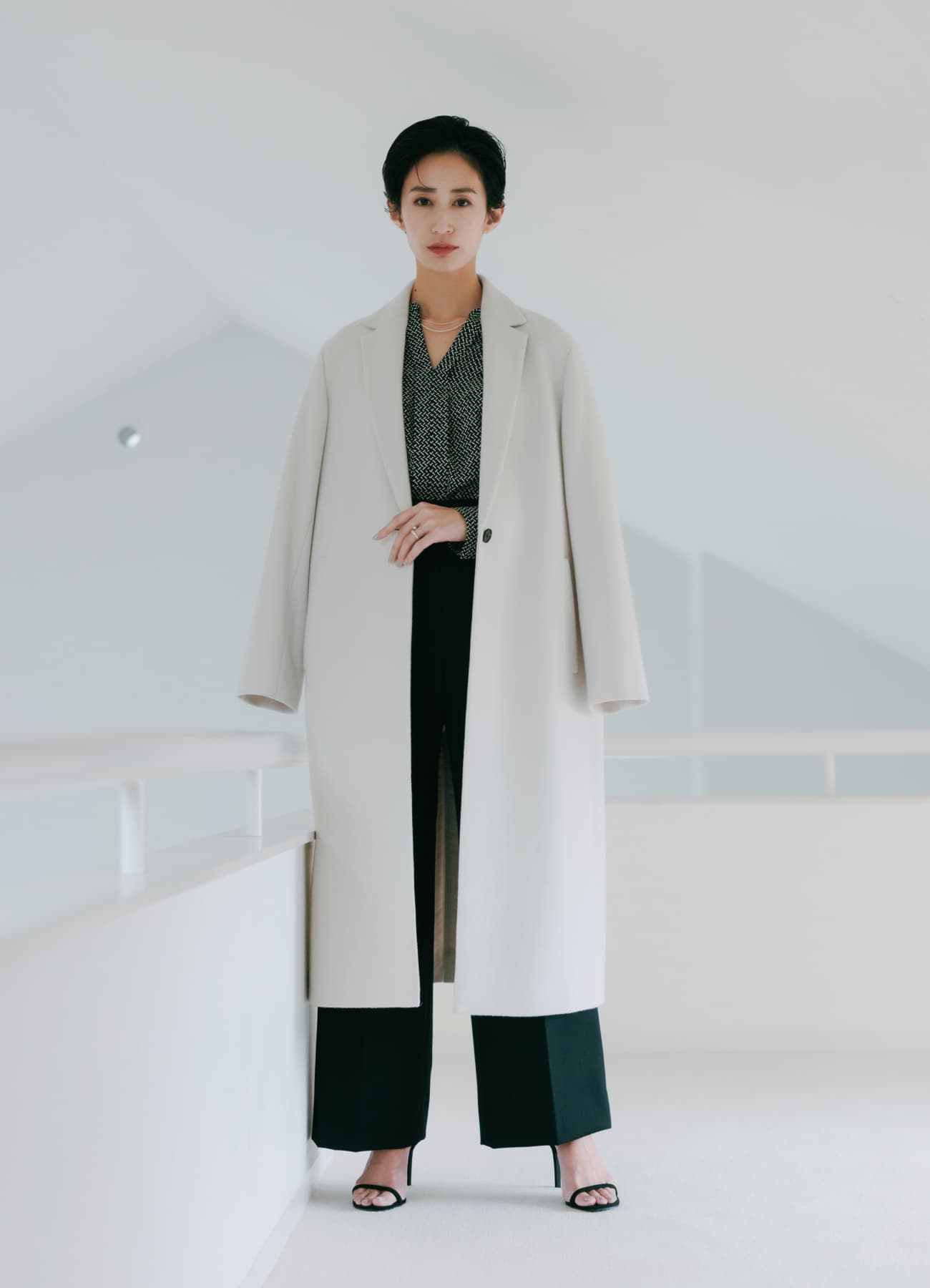 柄ブラウス×黒パンツもガラスパールで上級者見え