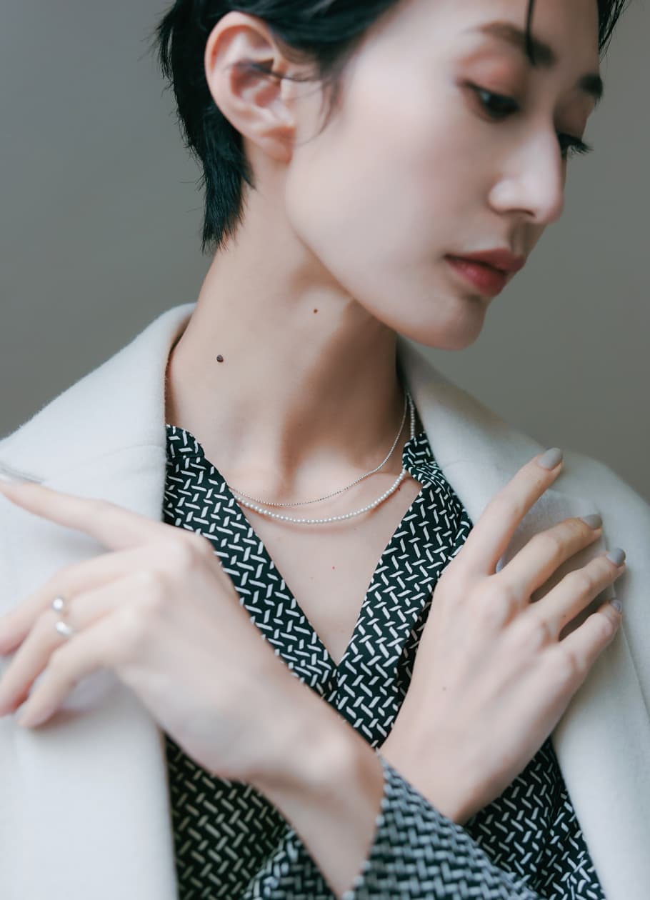 柄ブラウス×黒パンツもガラスパールで上級者見え