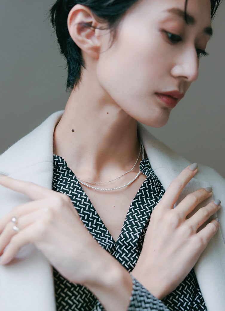 柄ブラウス×黒パンツもガラスパールで上級者見え