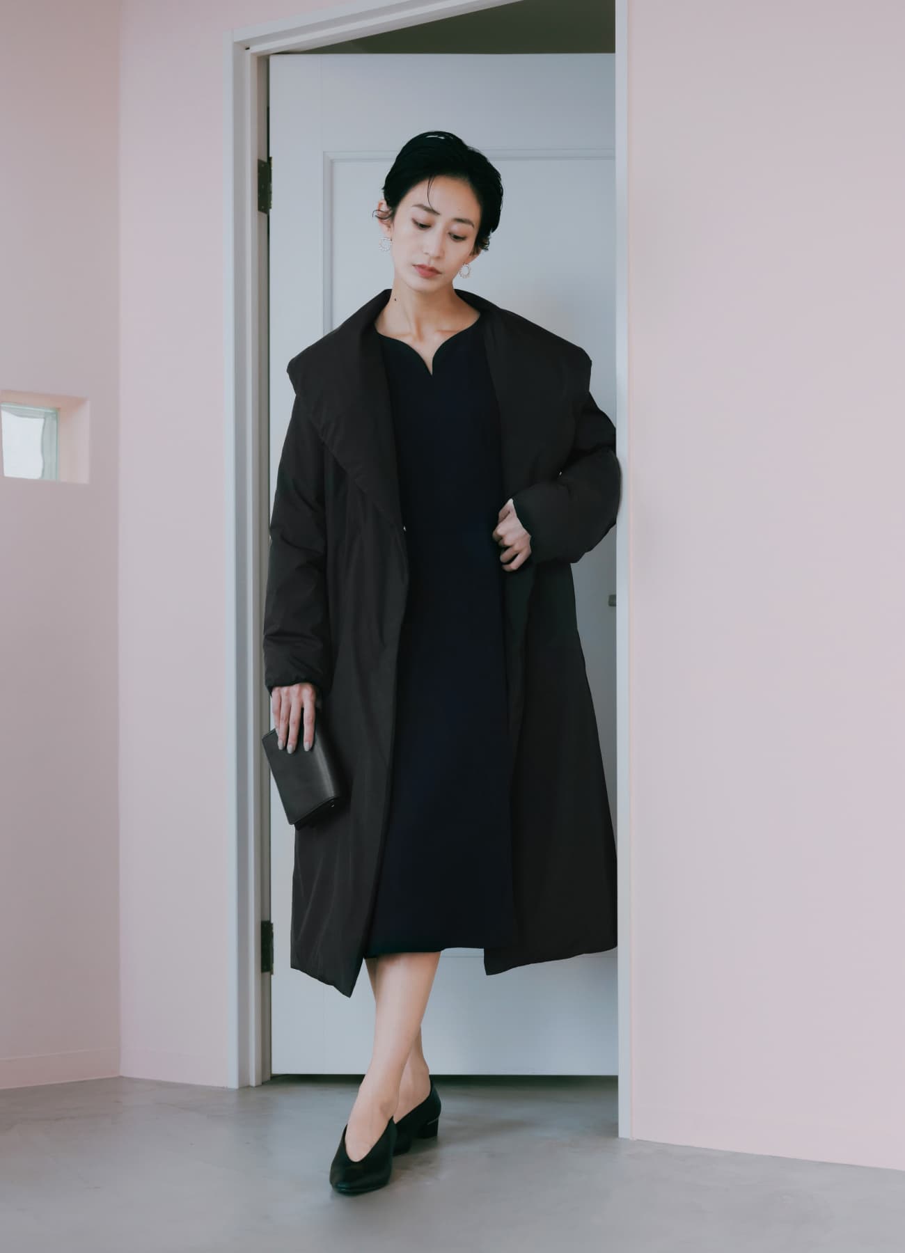 今旬のAラインワンピースは耳周りで辛さを加えて