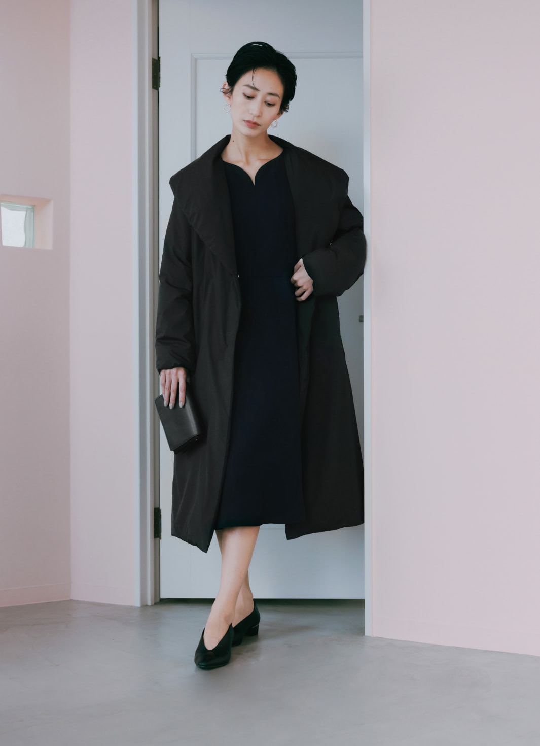 今旬のAラインワンピースは耳周りで辛さを加えて