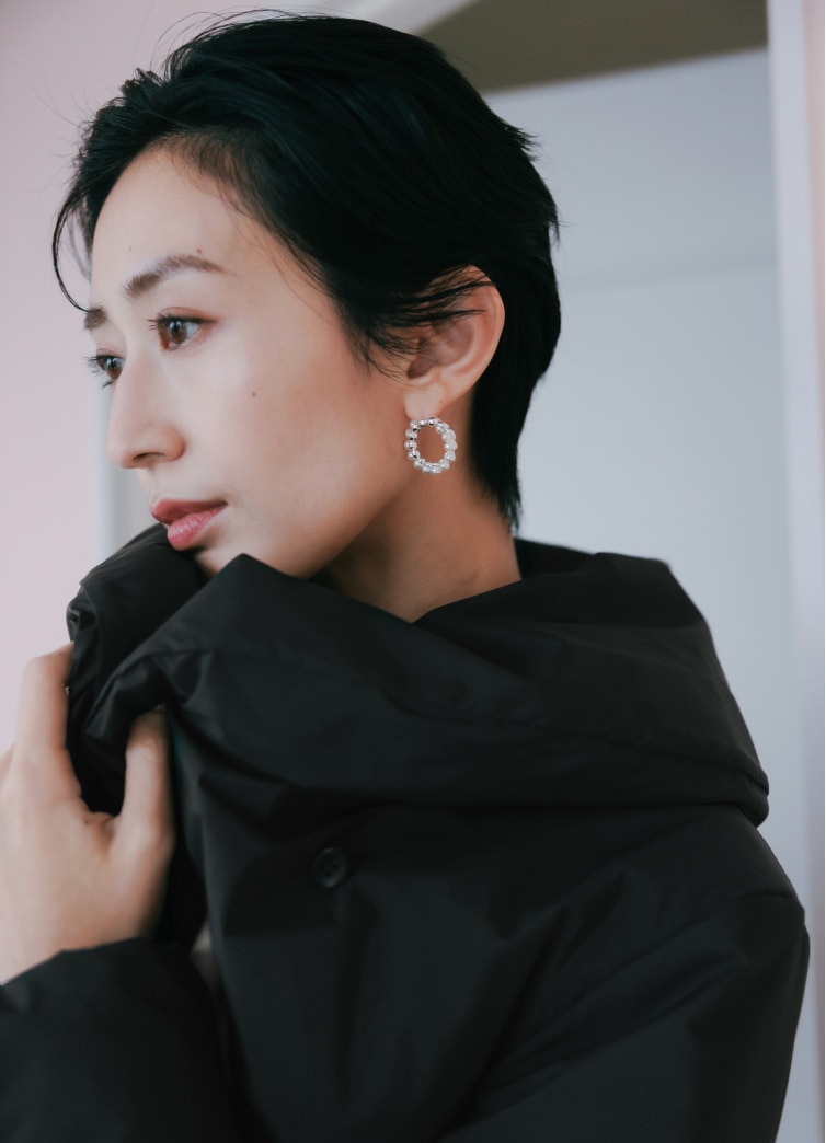 今旬のAラインワンピースは耳周りで辛さを加えて