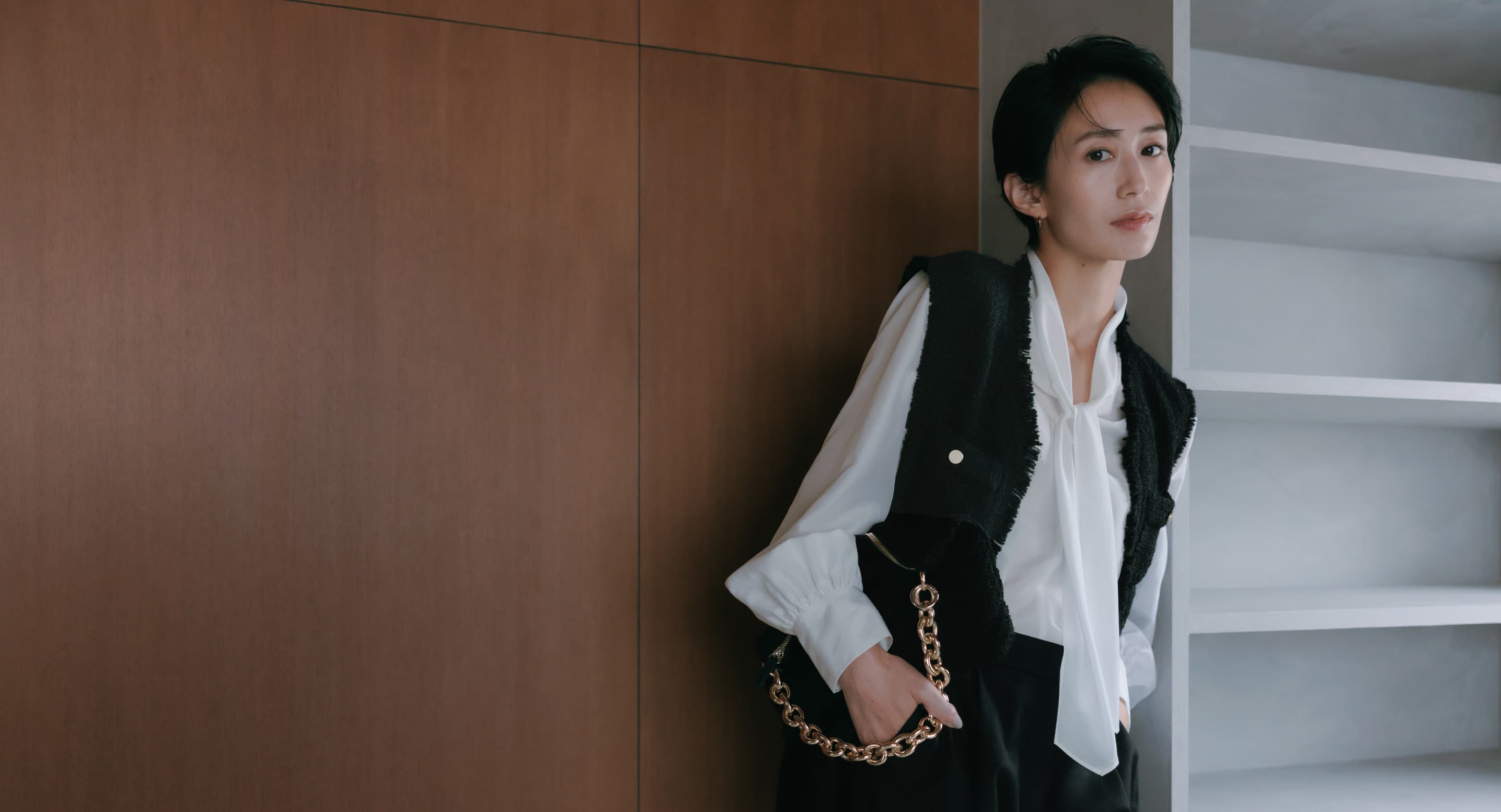 華やかシーンに映える冬コーデ × 洗練小物