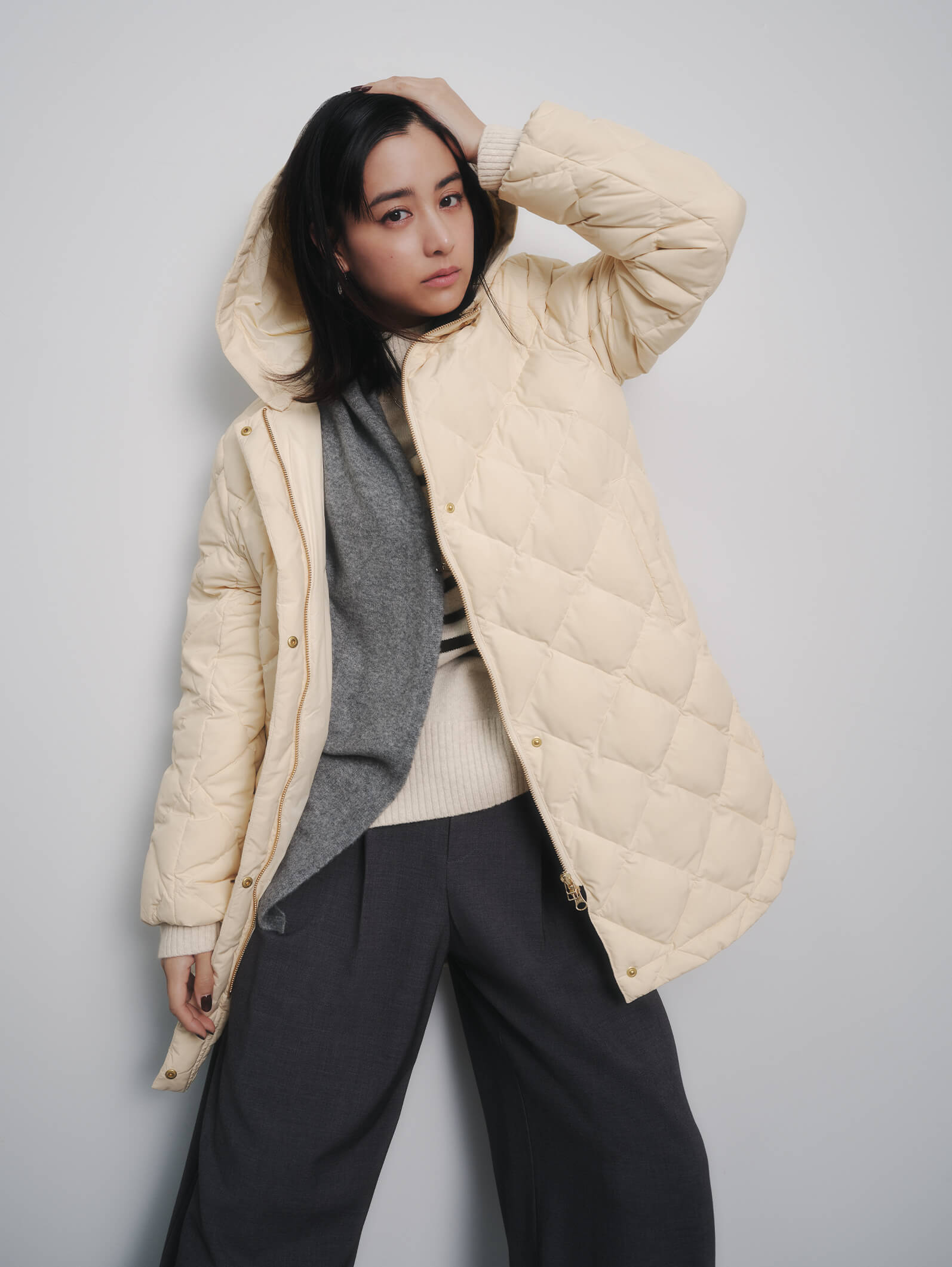 山本美月が着こなす「UNFILOのTAIONコラボダウン4選」