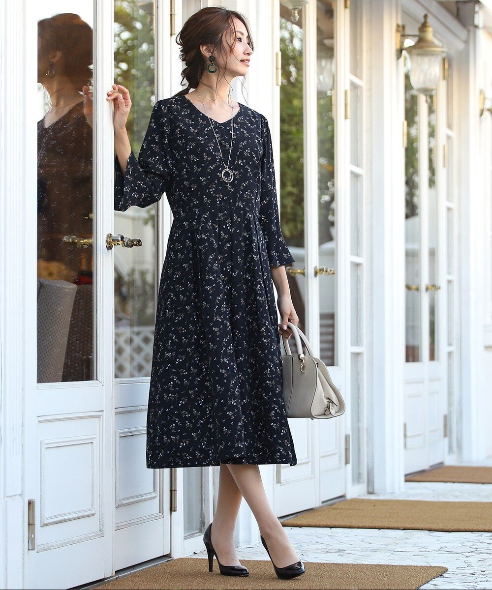 【洗える】女性らしさ薫る　花柄ボタンワンピース