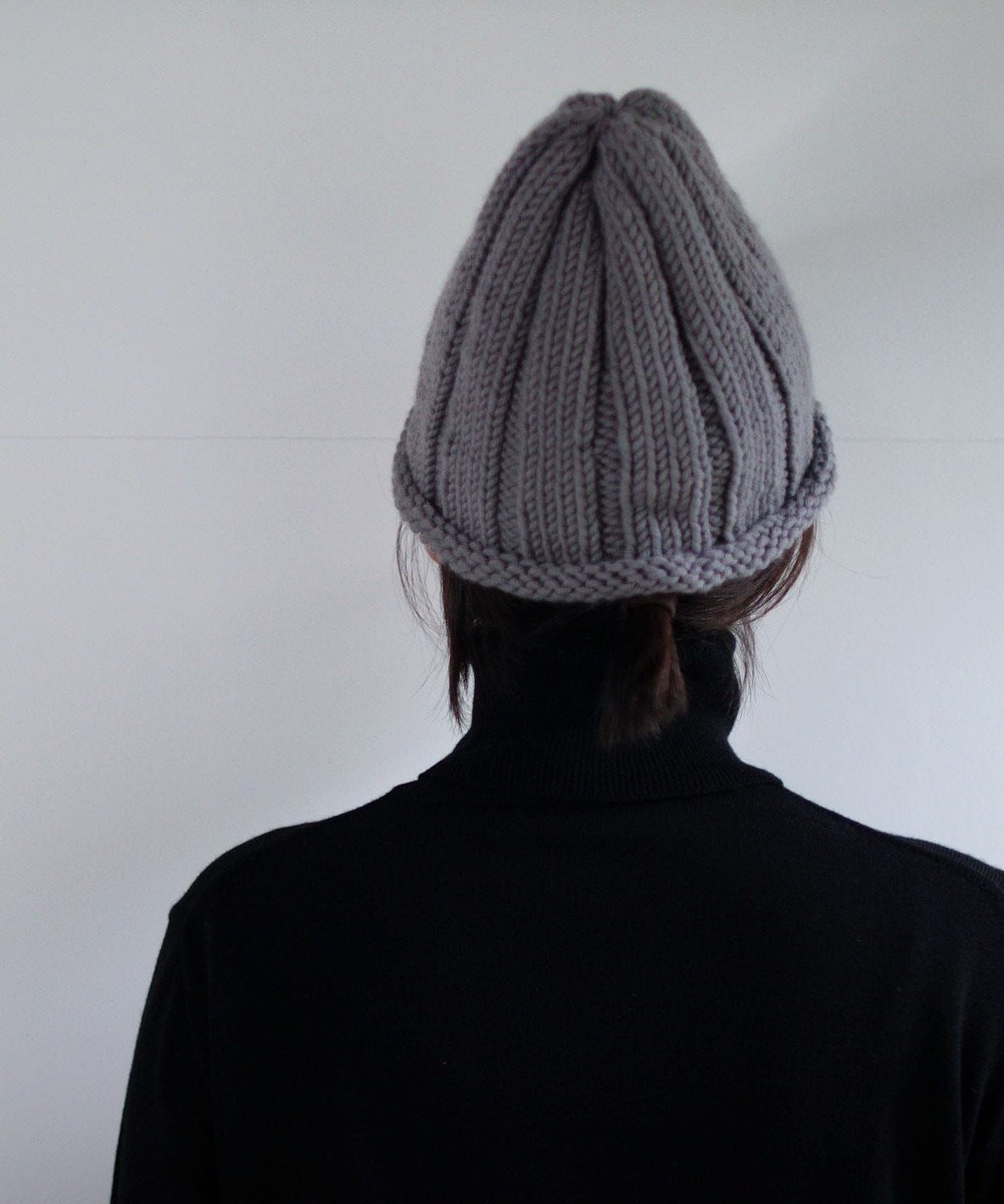 グレーと黒の毛糸て編んだ帽子 冬用