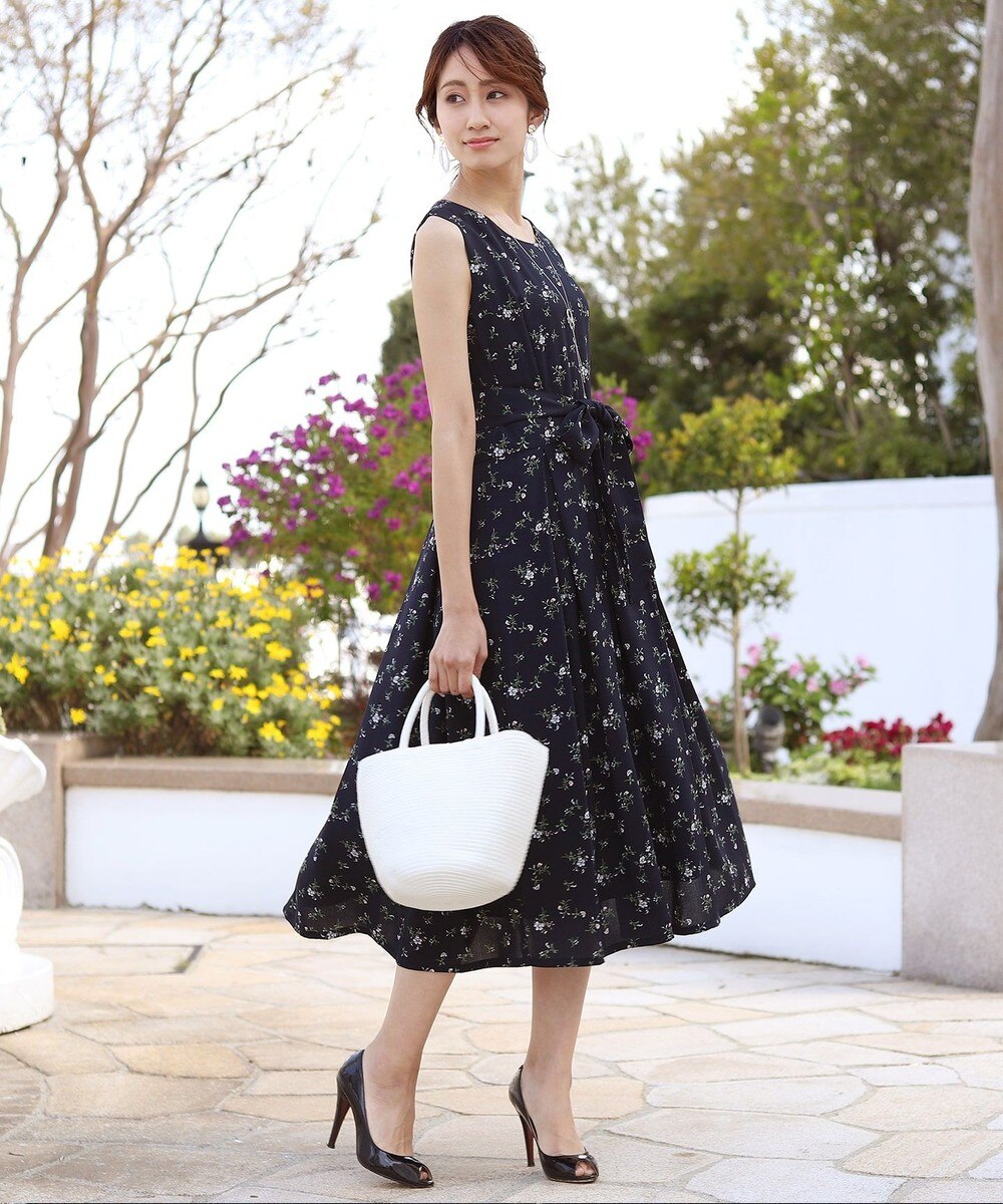 【洗える】シックで落ち着いた小花柄フレアミモレワンピース