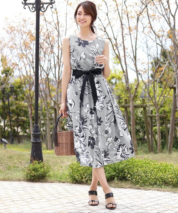 洗える 爽やかな印象のストライプフラワーワンピース Tiaclasseファッション通販 公式通販 オンワード クローゼット