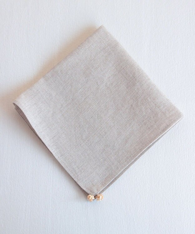 AND WOOL 〈フォーマルシーンにもギフトにもお勧めな上質素材〉フレンチリネンのハンカチ（ビーズモチーフ） ベージュ