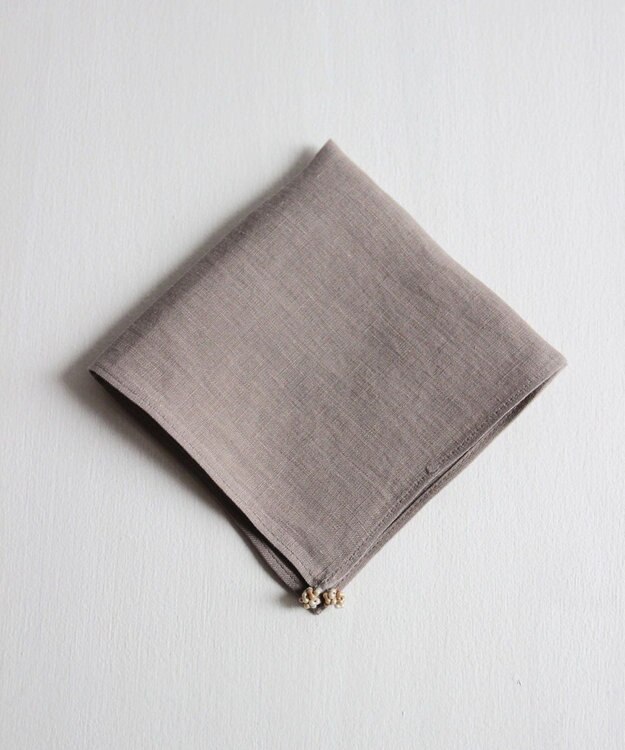 AND WOOL 〈フォーマルシーンにもギフトにもお勧めな上質素材〉フレンチリネンのハンカチ（ビーズモチーフ） カーキ