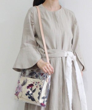 〈2WAY〉色糸花刺繍模様 ビニール生地 牛革ショルダー紐付き スクエアバッグ